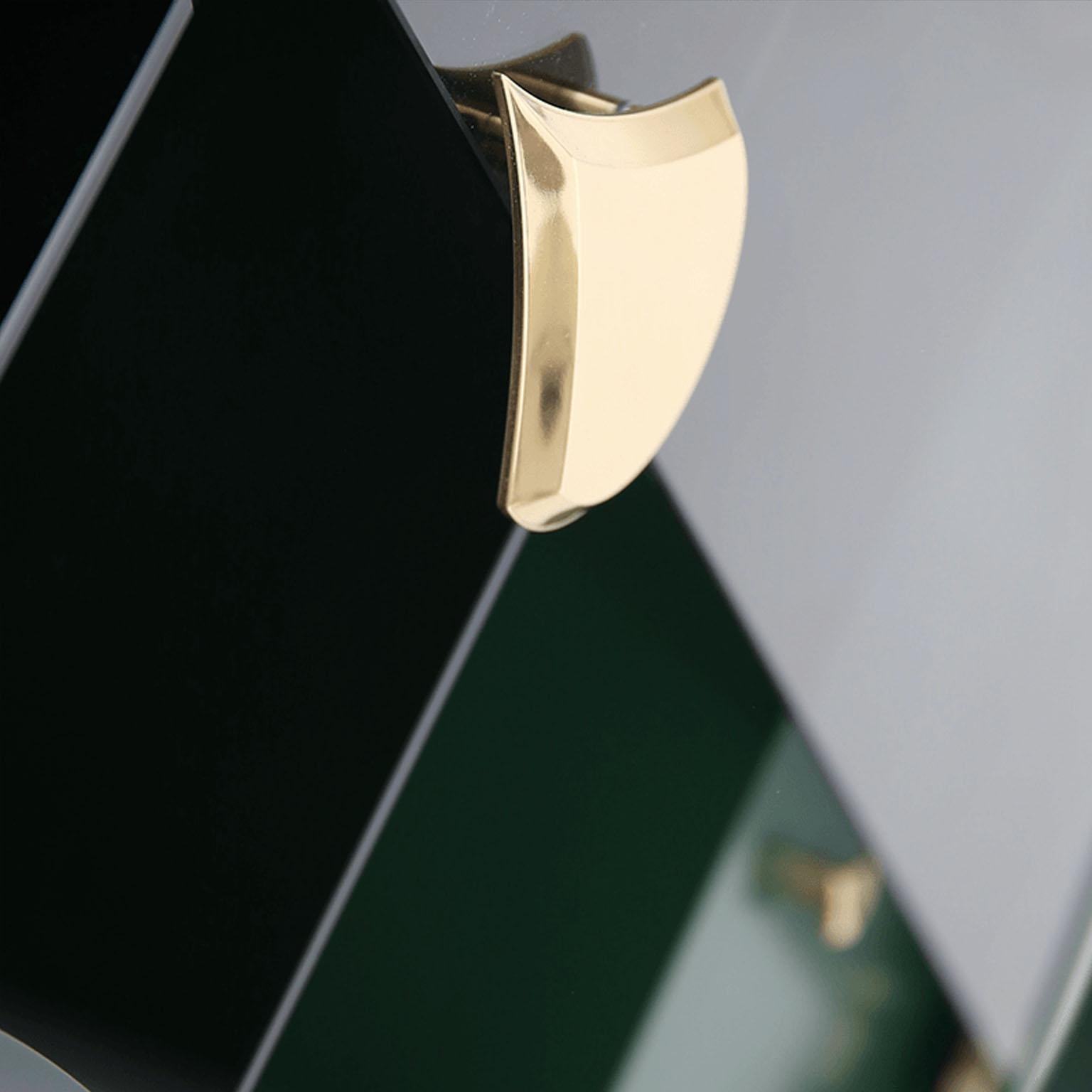 Moderner Vitrinenschrank aus Glas im Art-déco-Stil in Grün, Weiß, Schwarz, Gold und Messing im Angebot 1