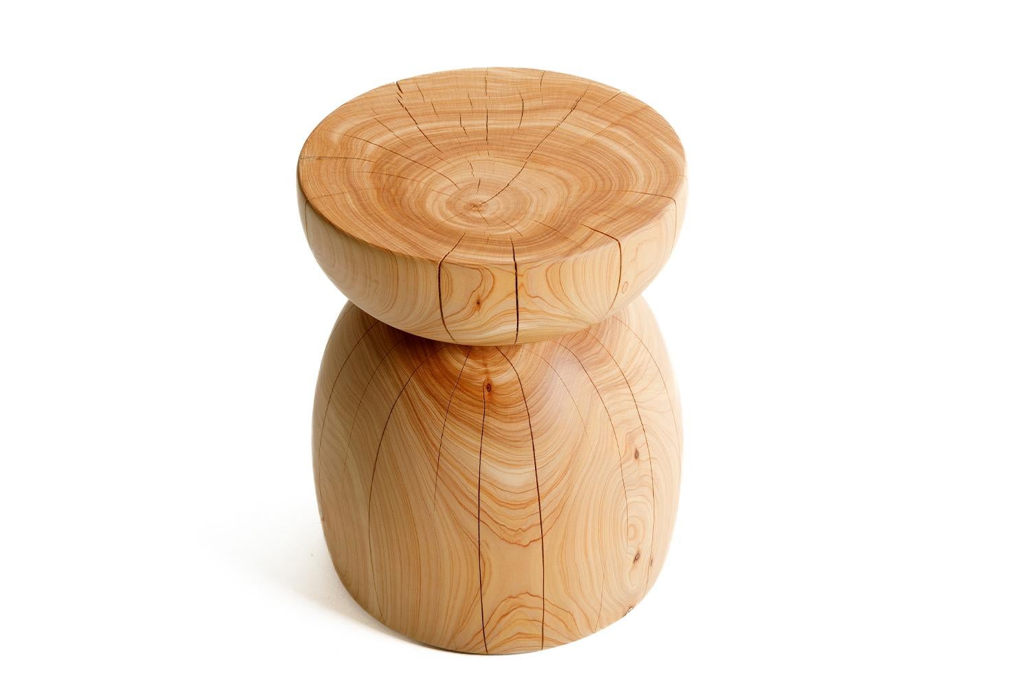 Organique Table d'appoint/tabouret sculptural organique de luxe et moderne fabriqué en bois durable en vente