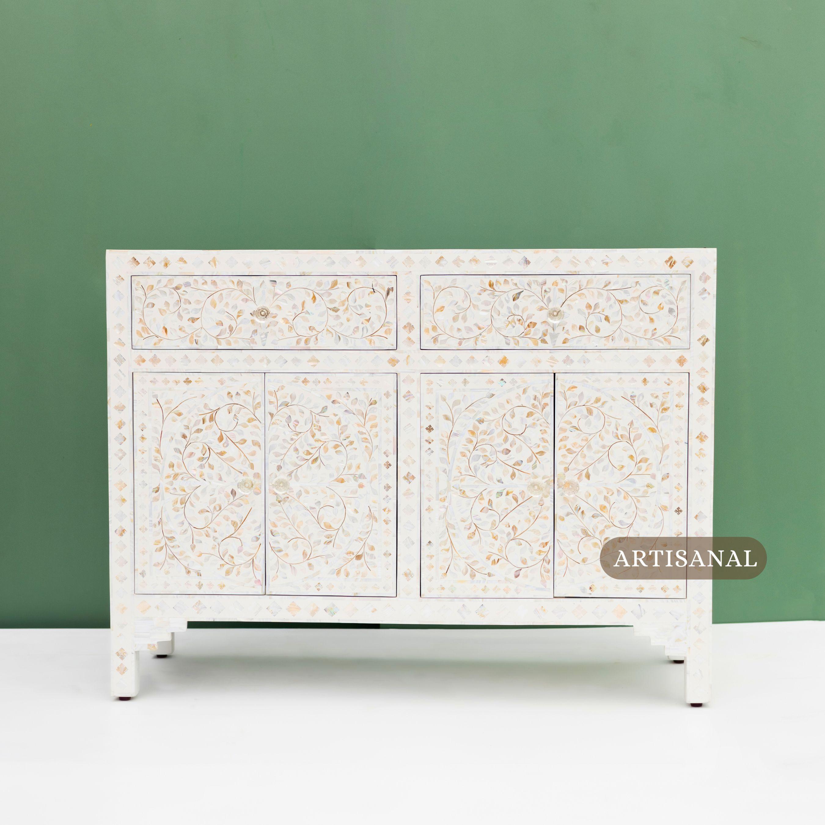 Questo squisito buffet è una vera e propria dichiarazione di artigianato, intagliato a mano e delicatamente intarsiato con madreperla scintillante. Gli intricati motivi floreali e di vite scorrono con grazia sulla superficie, su uno sfondo bianco