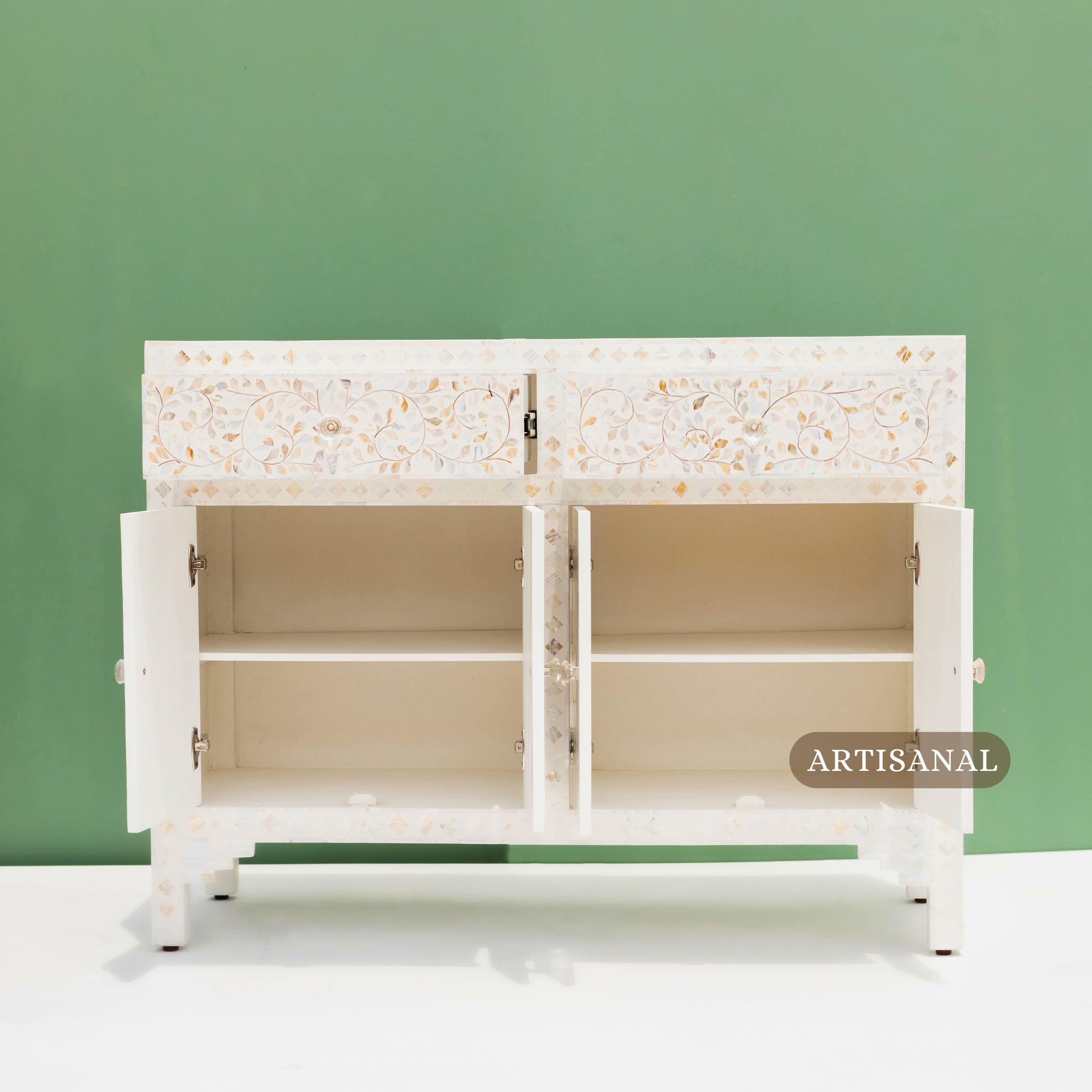 Mobile buffet di lusso con intarsi in madreperla di Artisanal in vendita 1