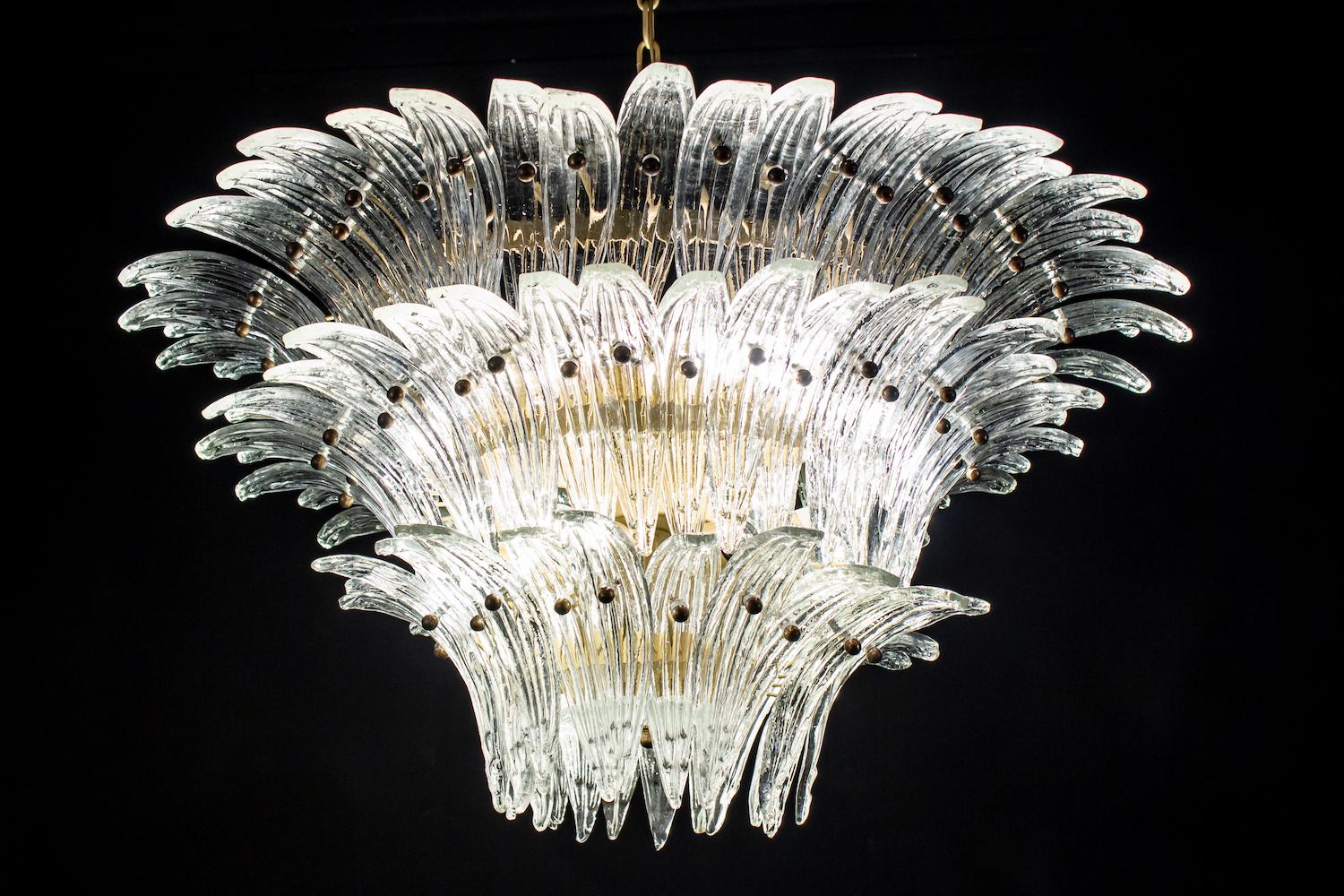 Luxuriöser Palmette-Kronleuchter aus Murano-Glas mit 94 original Murano  Kristallgläser .
Goldfarbener Metallrahmen.
Erhältlich auch ein Paar und ein Paar von Wandleuchten.
12 Glühbirnen, Größe E27
Abmessungen: Kronleuchter 43,30 Zoll (110 cm), Höhe