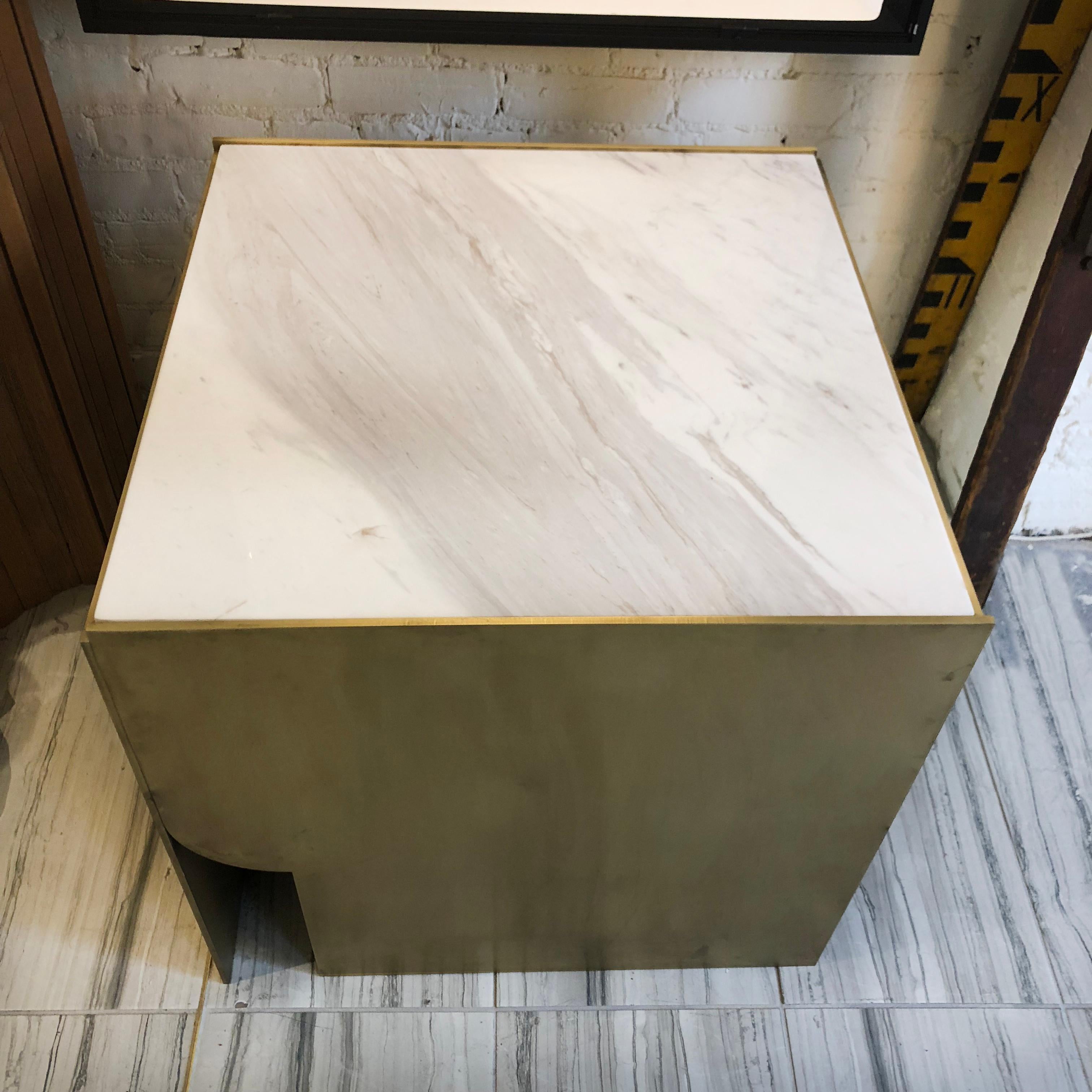 Cette superbe table d'appoint / table de cocktail en laiton et marbre est fabriquée en laiton massif de 1/4