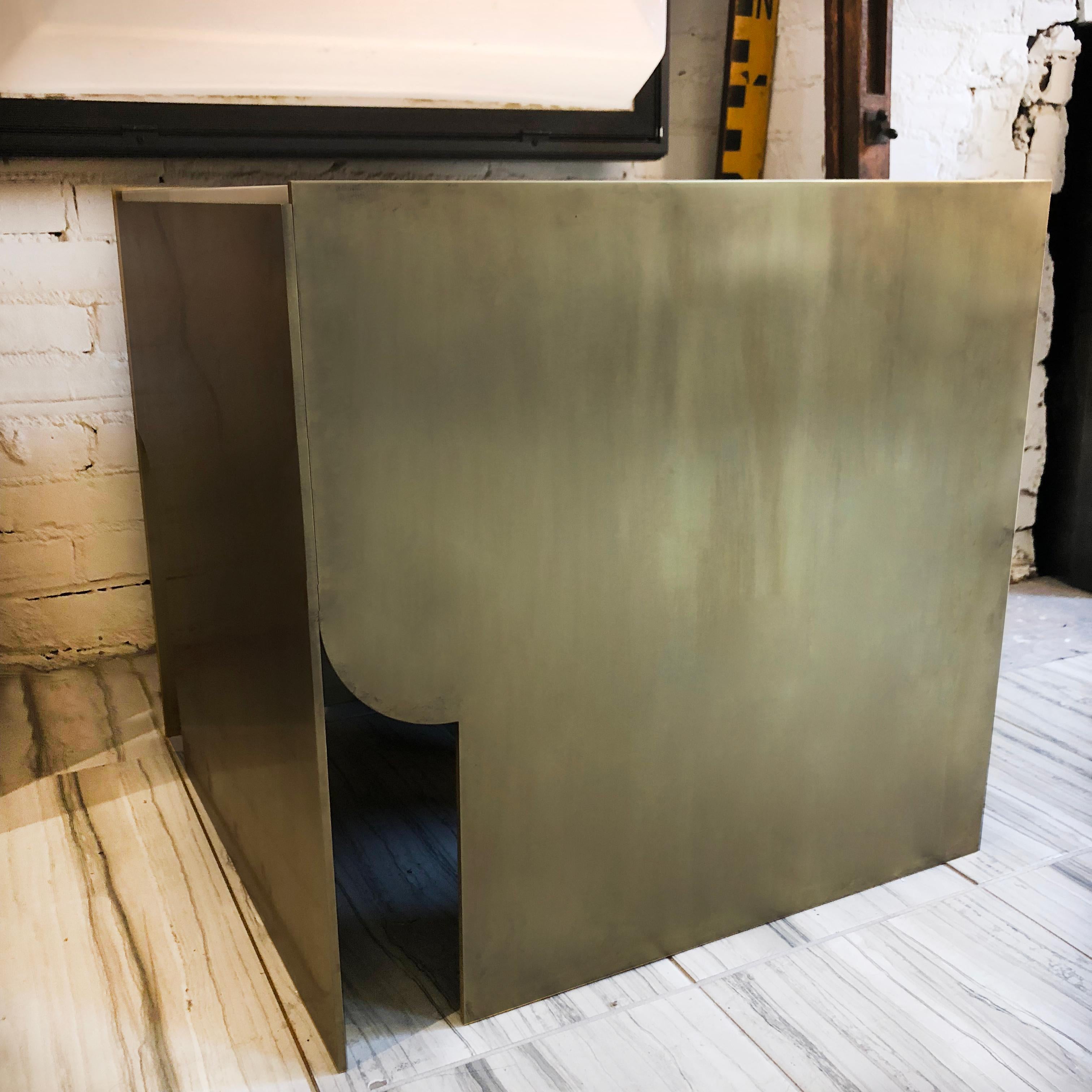 Nord-américain Table d'appoint ou table à cocktail de luxe en laiton naturel et marbre en vente