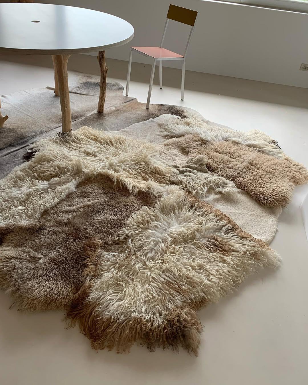 Luxury Natural Shape Hand-Dyed European Sheepskin Rust Large Rug by Carine Boxy im Angebot 5