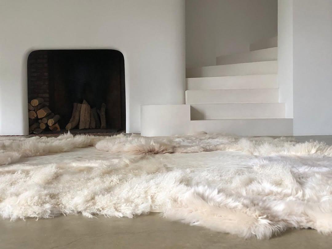 Lujosa Alfombra Artística de Piel de Oveja Blanca Teñida a Mano Forma Natural by Carine Boxy en venta 11