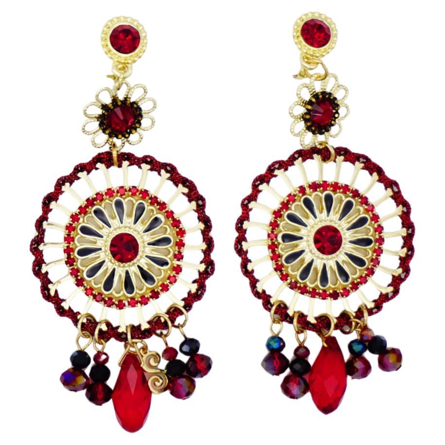 Lussuosi orecchini a clip a cerchio rosso fuoco con cristalli a grappolo neri con nappe in vendita