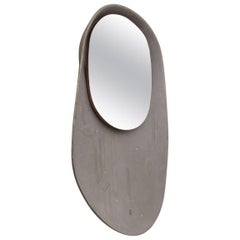 Miroir de luxe moderne organique en cuir gris taupe, France, 2018