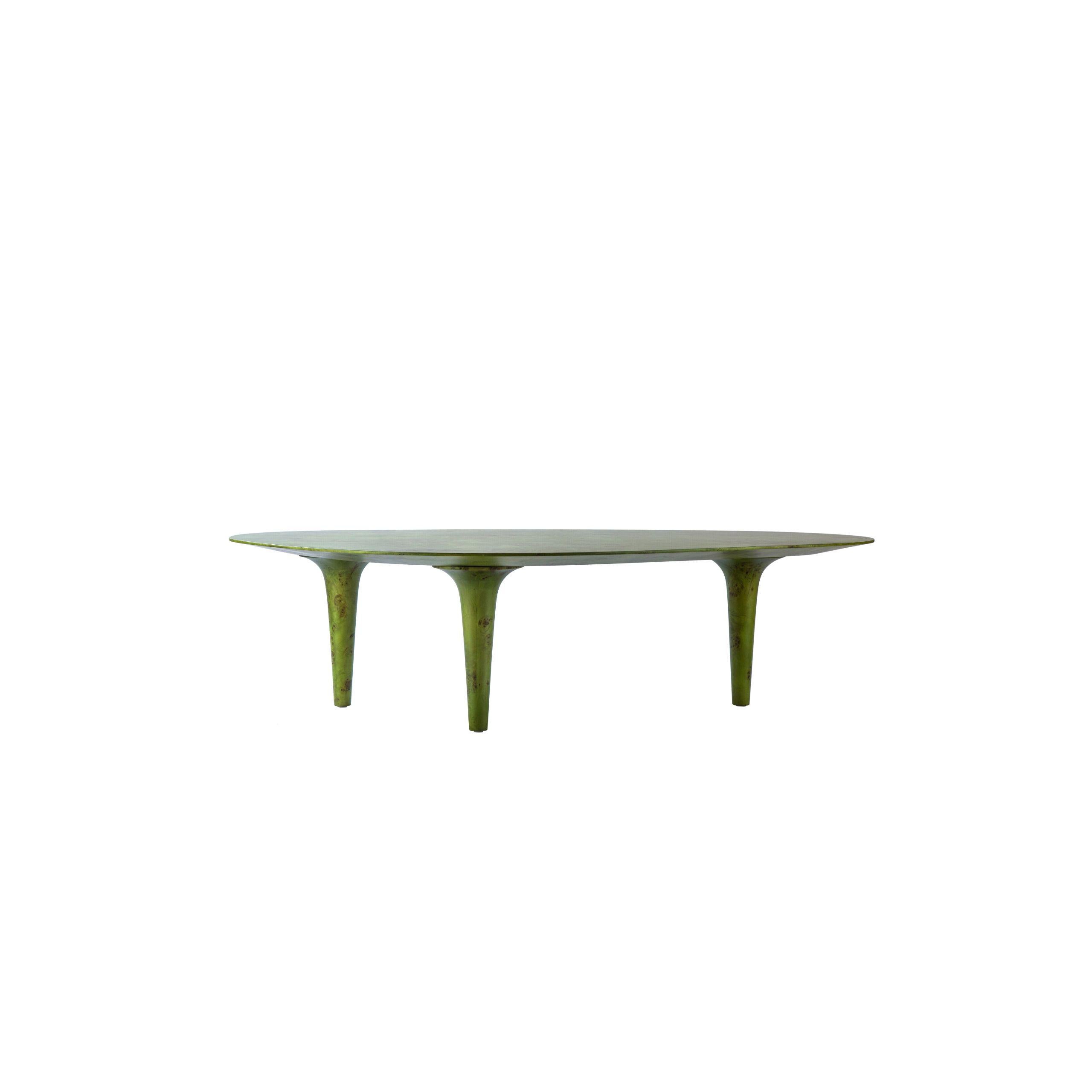 Un centre de table sculptural réimaginé avec une fluidité organique et une élégance contemporaine. Enveloppée dans un placage d'écorce de pomme saisissant, sa forme s'écoule avec une grâce naturelle, faisant écho aux paysages façonnés par le temps.