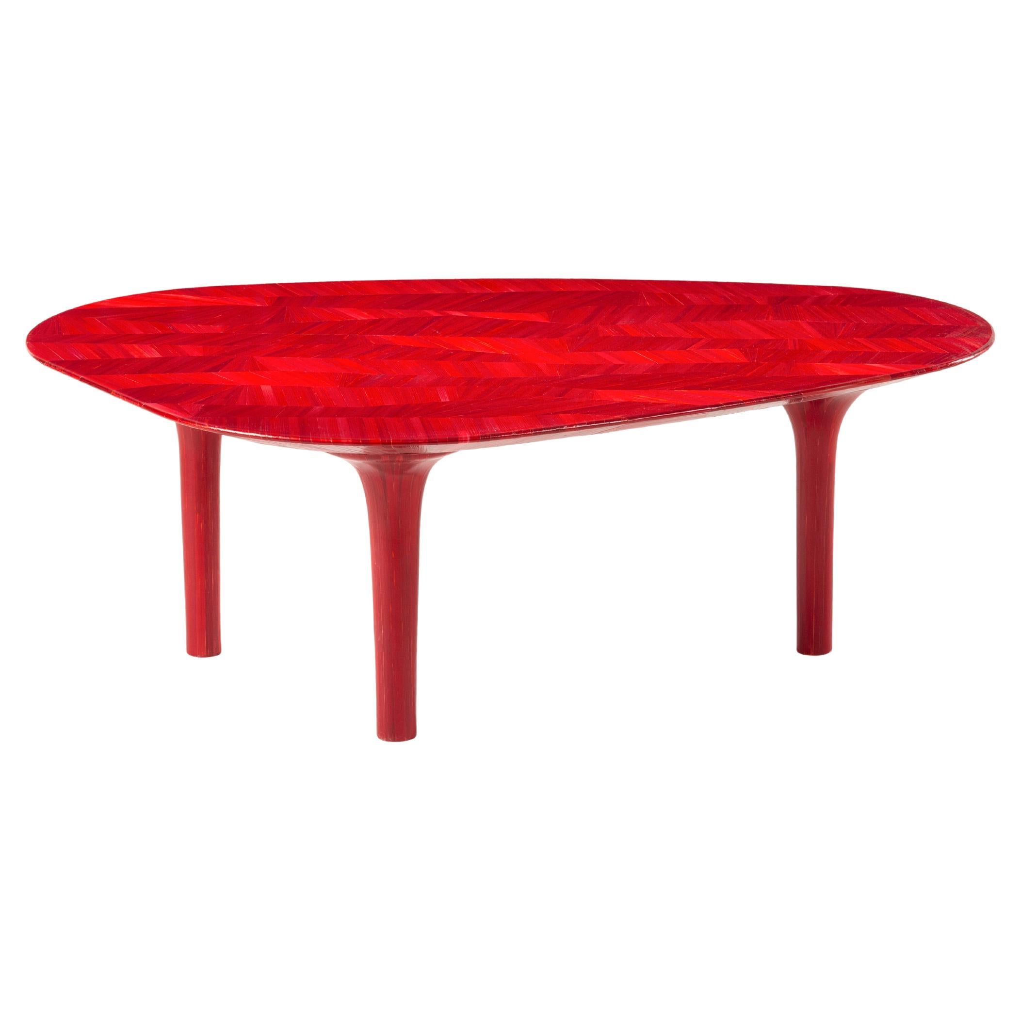 Table basse de luxe de forme organique avec paille cramoisie posée à la main en vente