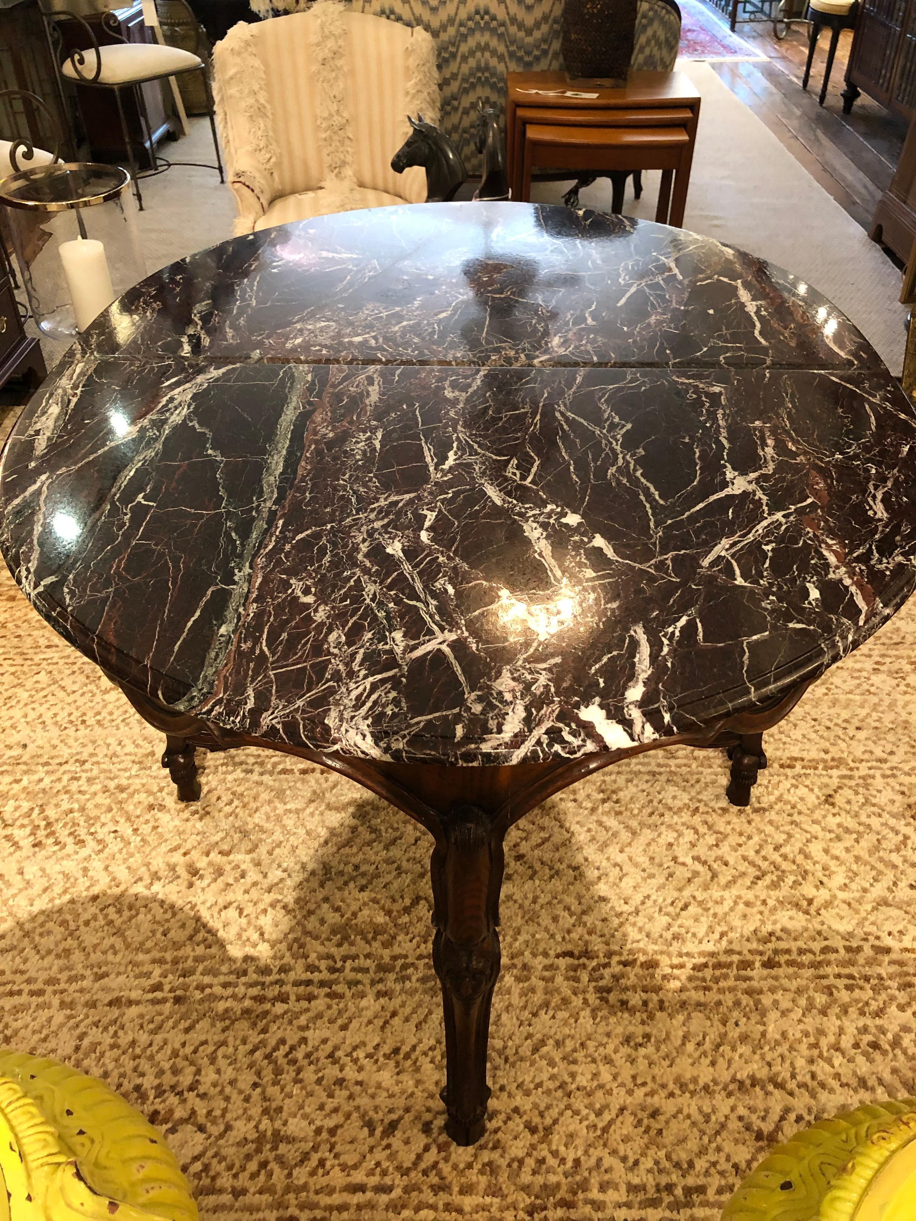 Américain Paire de luxueuses tables demi-lune en chêne sculpté et marbre surmontées du 19ème siècle en vente