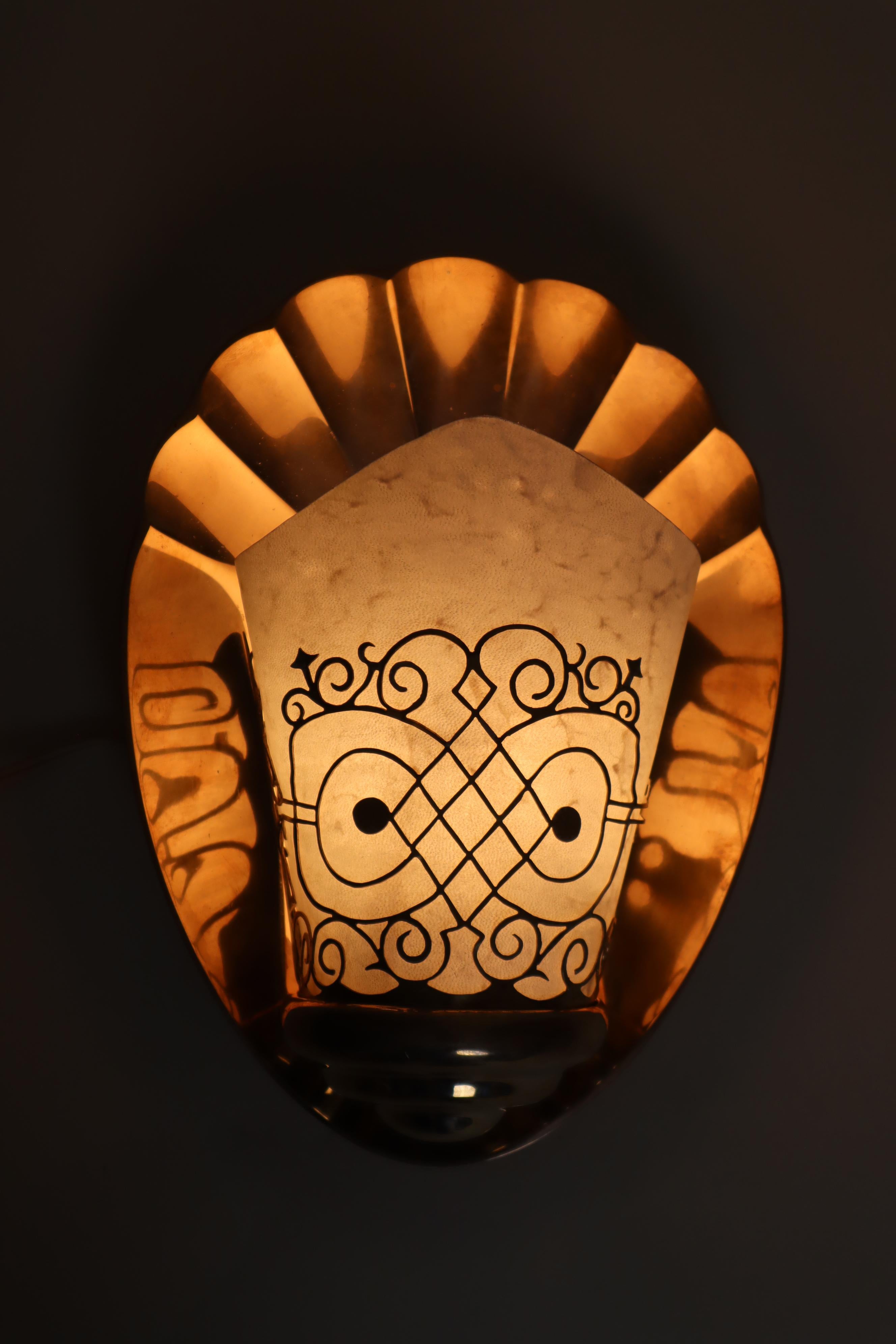 Paire de luxe Art Déco en bronze et parchemin en forme de coquillages, France, années 1920 en vente 1