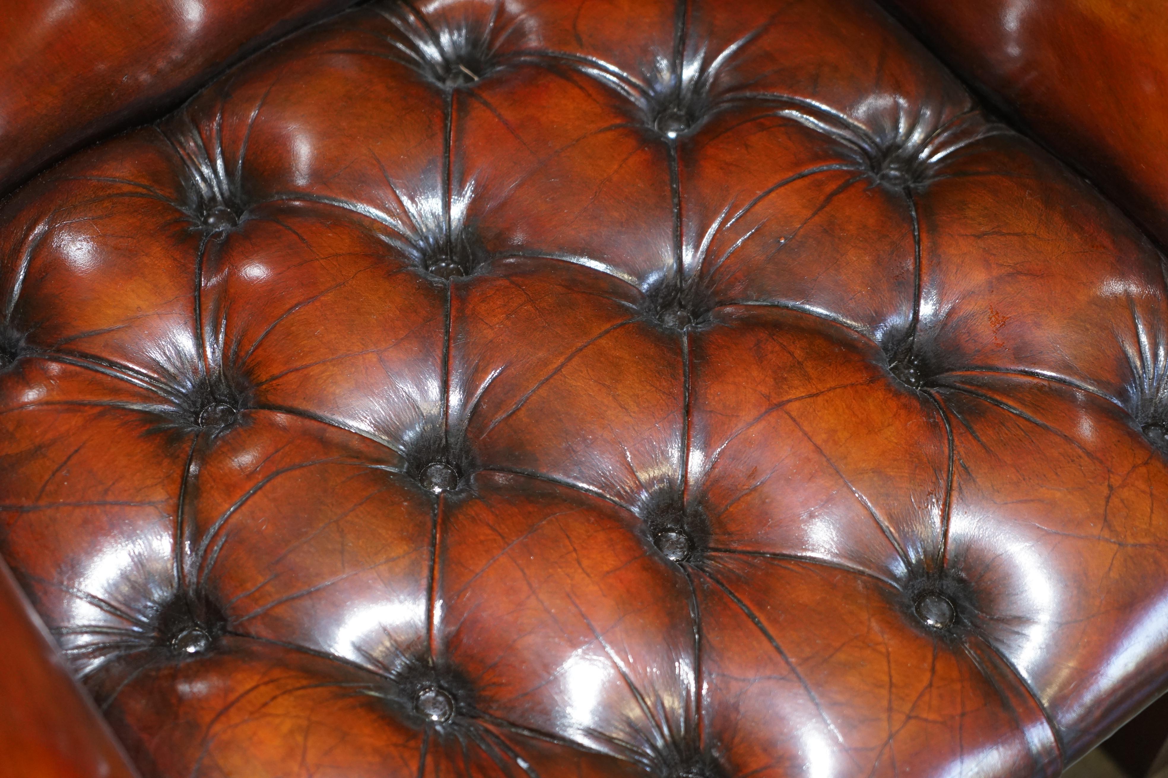 Paire de luxueux fauteuils Chesterfield Wingback en cuir marron teint à la main restaurés en vente 5