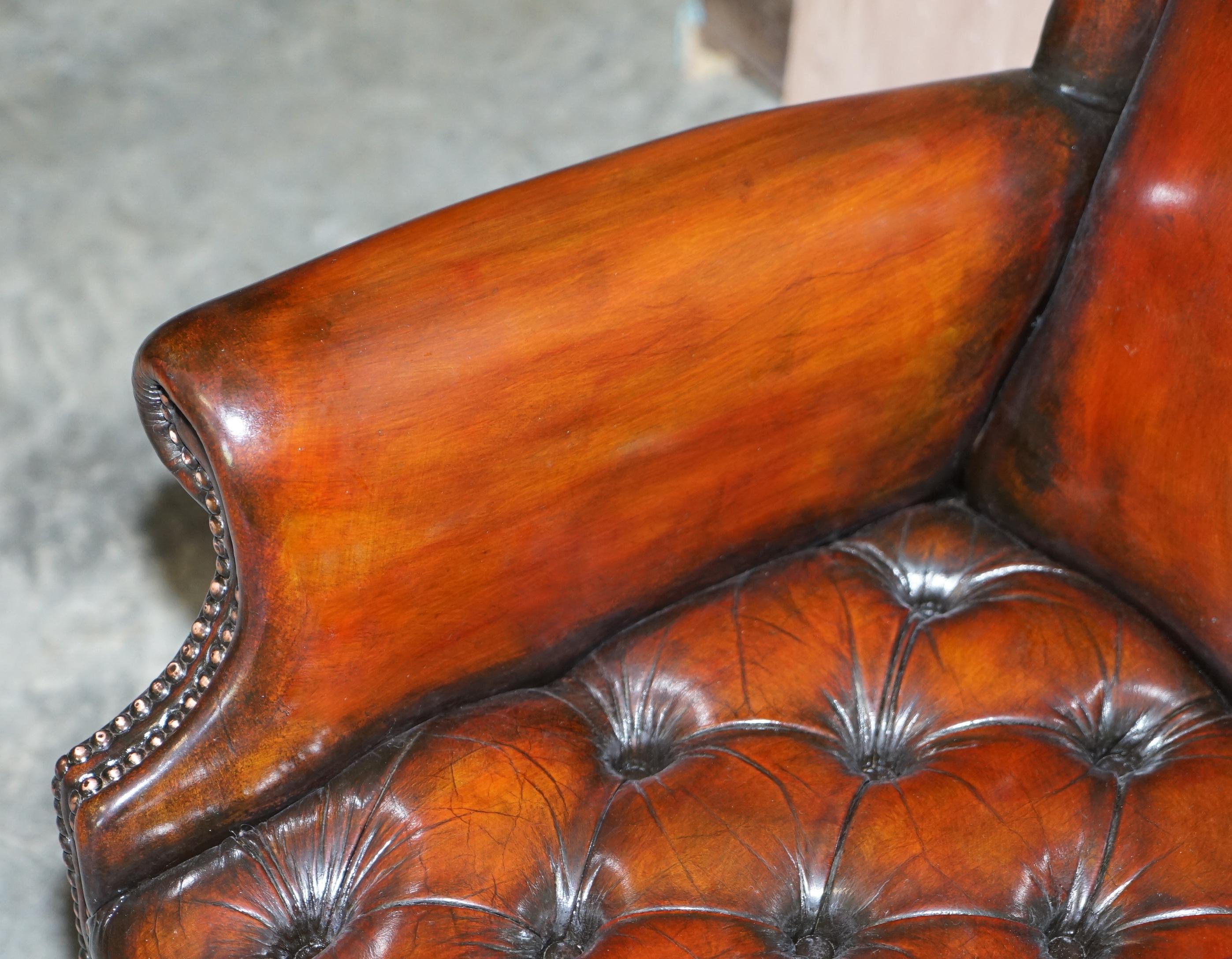 Cuir Paire de luxueux fauteuils Chesterfield Wingback en cuir marron teint à la main restaurés en vente