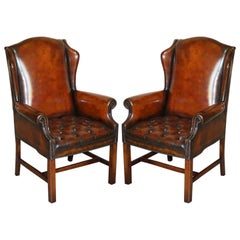 Paire de luxueux fauteuils Chesterfield Wingback en cuir marron teint à la main restaurés