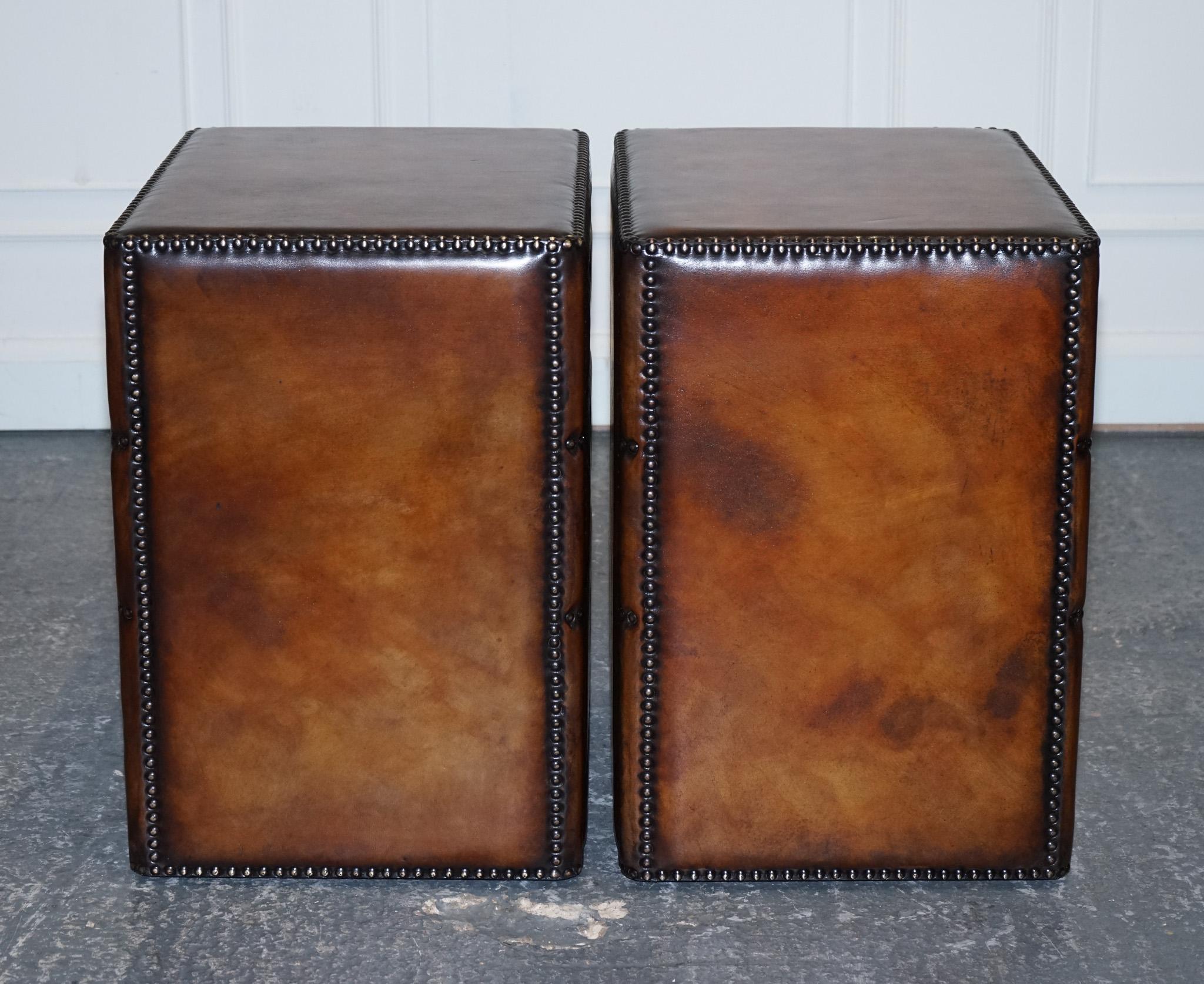 LUXURY PAiR OF RESTORED HAND DYED LEATHER MILITARY CAMPAIGN BEDSIDE NIGHTSTANDS For Sale 3