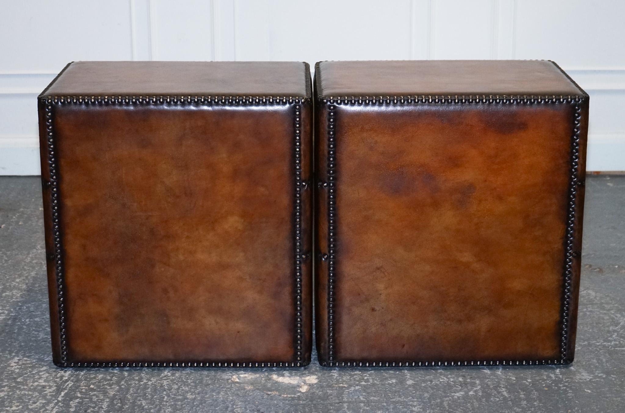 LUXURY PAiR OF RESTORED HAND DYED LEATHER MILITARY CAMPAIGN BEDSIDE NIGHTSTANDS For Sale 4