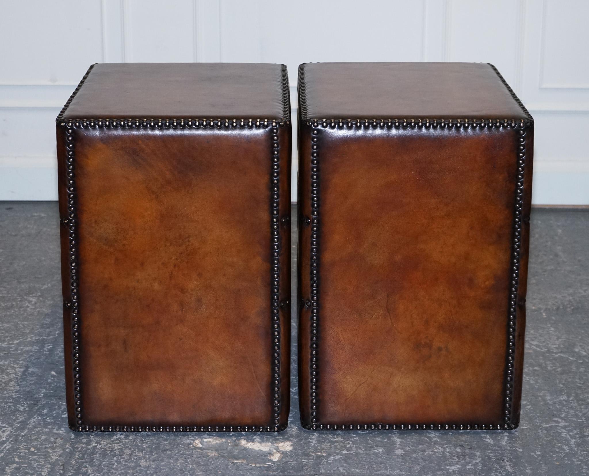 LUXURY PAiR OF RESTORED HAND DYED LEATHER MILITARY CAMPAIGN BEDSIDE NIGHTSTANDS For Sale 5