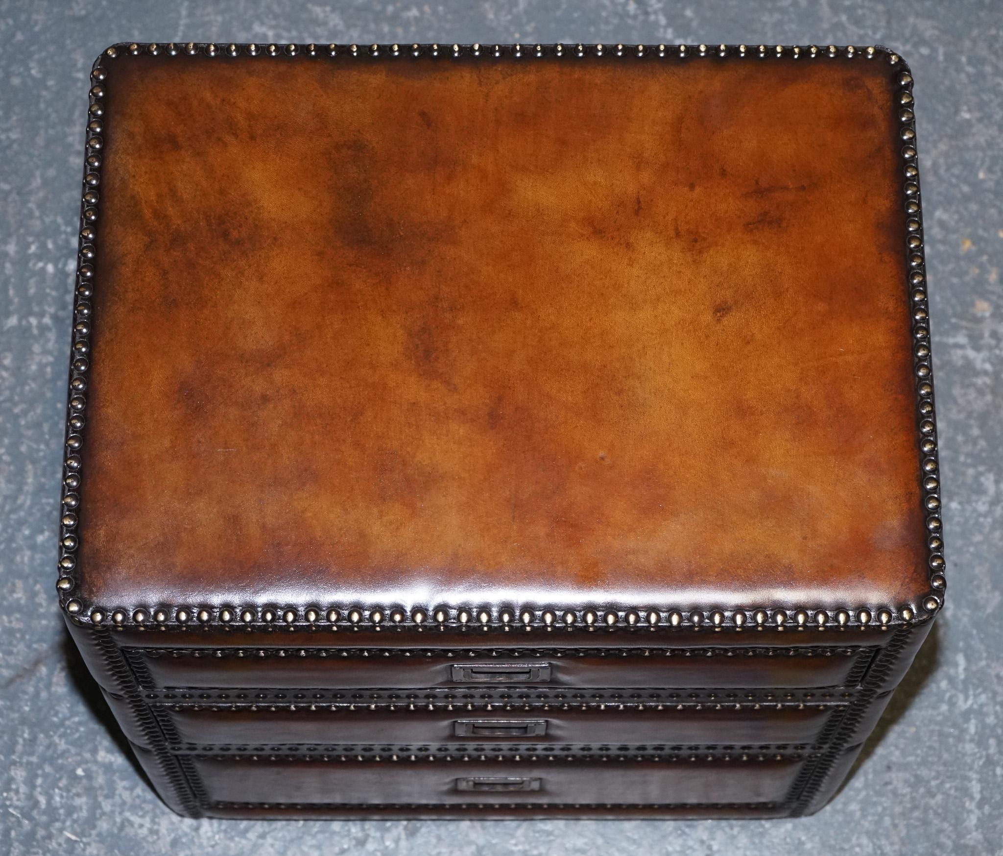 LUXURY PAiR OF RESTORED HAND DYED LEATHER MILITARY CAMPAIGN BEDSIDE NIGHTSTANDS For Sale 6