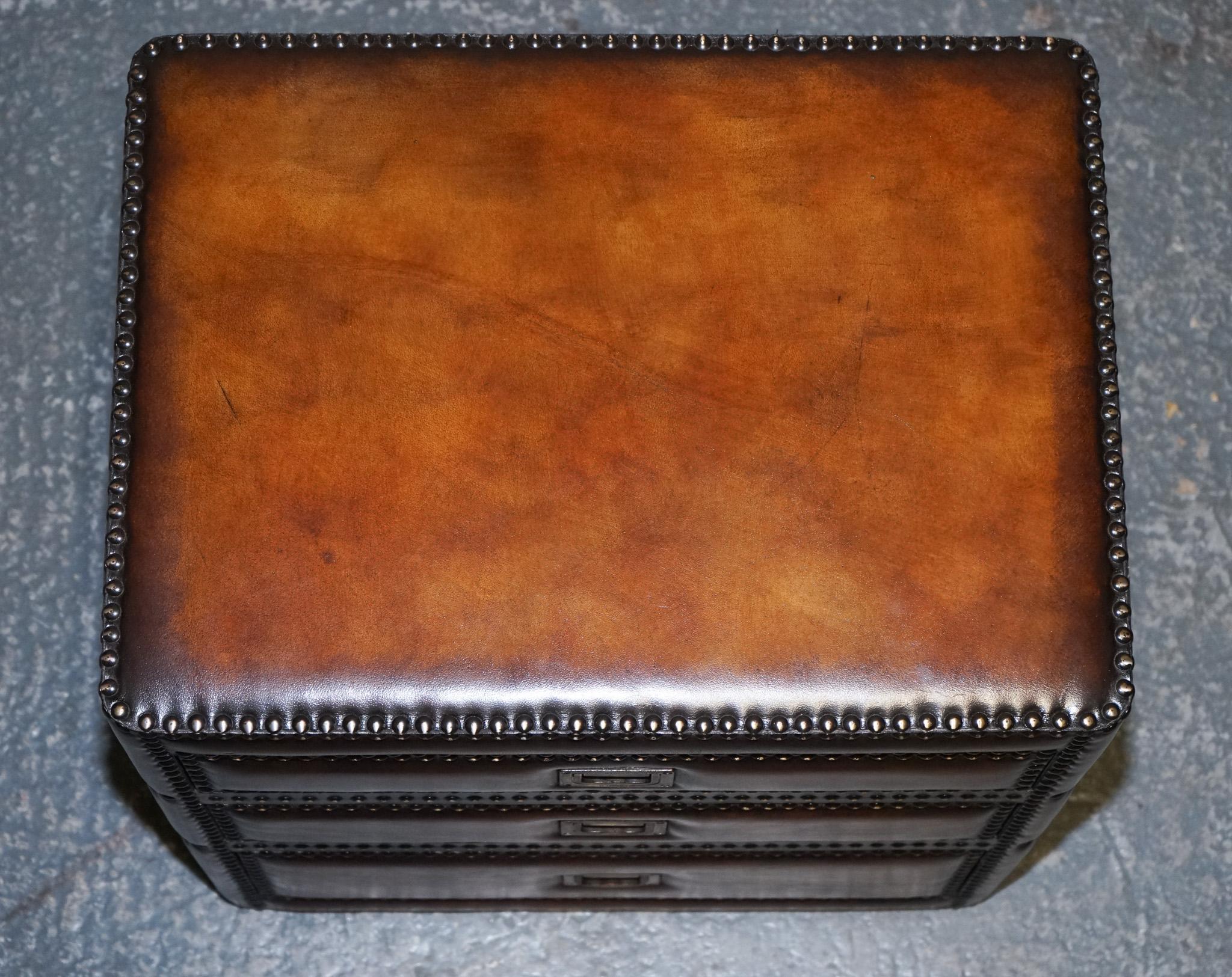 LUXURY PAiR OF RESTORED HAND DYED LEATHER MILITARY CAMPAIGN BEDSIDE NIGHTSTANDS For Sale 8