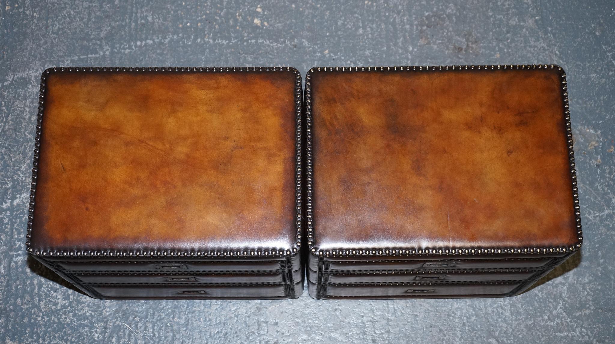 LUXURY PAiR OF RESTORED HAND DYED LEATHER MILITARY CAMPAIGN BEDSIDE NIGHTSTANDS For Sale 9