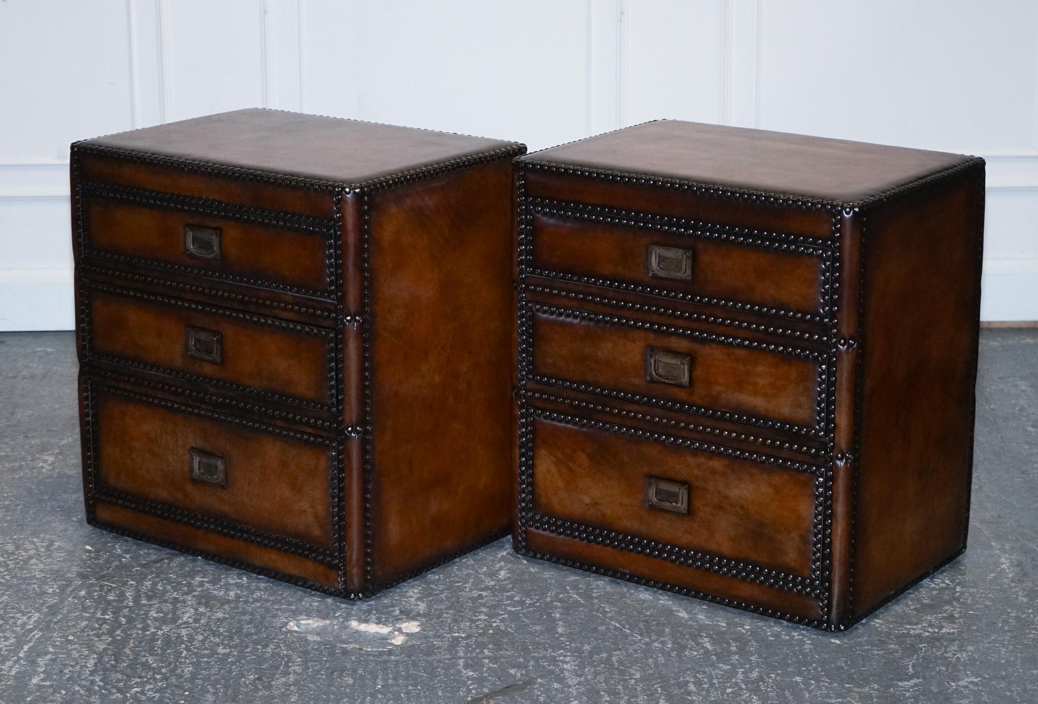 British LUXURY PAiR OF RESTORED HAND DYED LEATHER MILITARY CAMPAIGN BEDSIDE NIGHTSTANDS For Sale