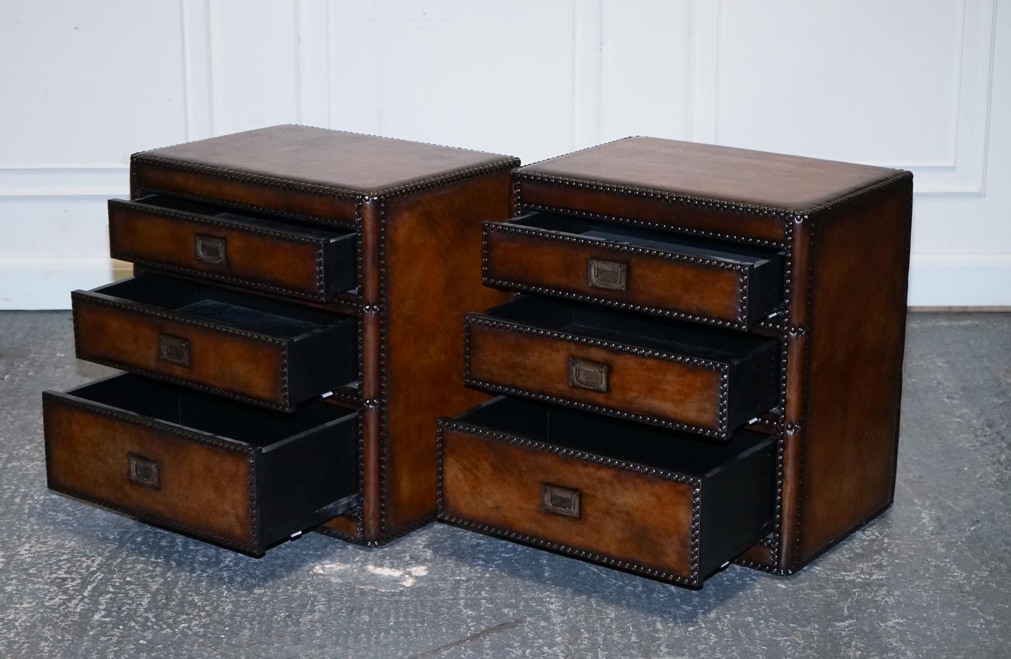 Hand-Crafted LUXURY PAiR OF RESTORED HAND DYED LEATHER MILITARY CAMPAIGN BEDSIDE NIGHTSTANDS For Sale