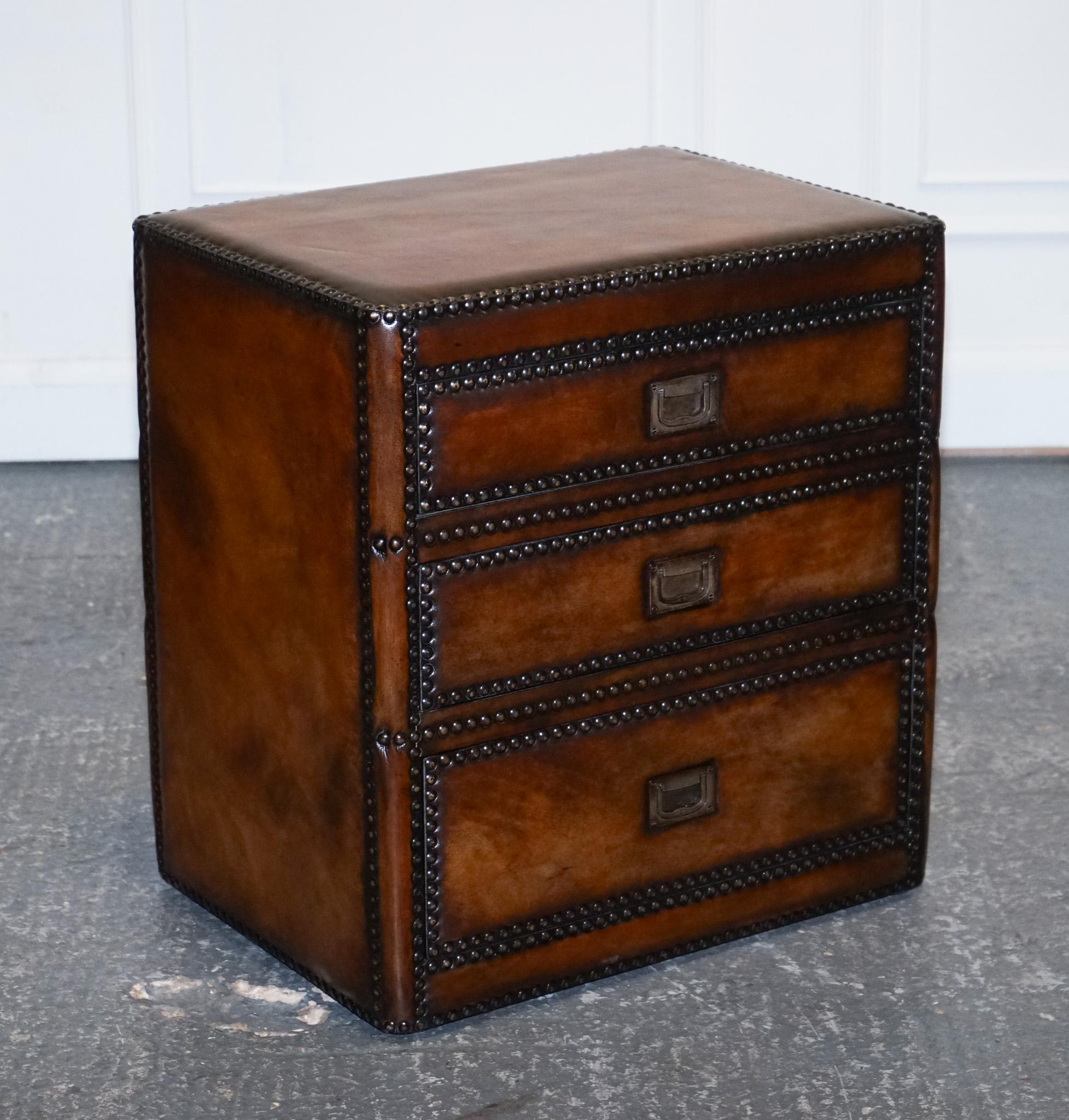 LUXURY PAiR OF RESTORED HAND DYED LEATHER MILITARY CAMPAIGN BEDSIDE NIGHTSTANDS In Good Condition For Sale In Pulborough, GB