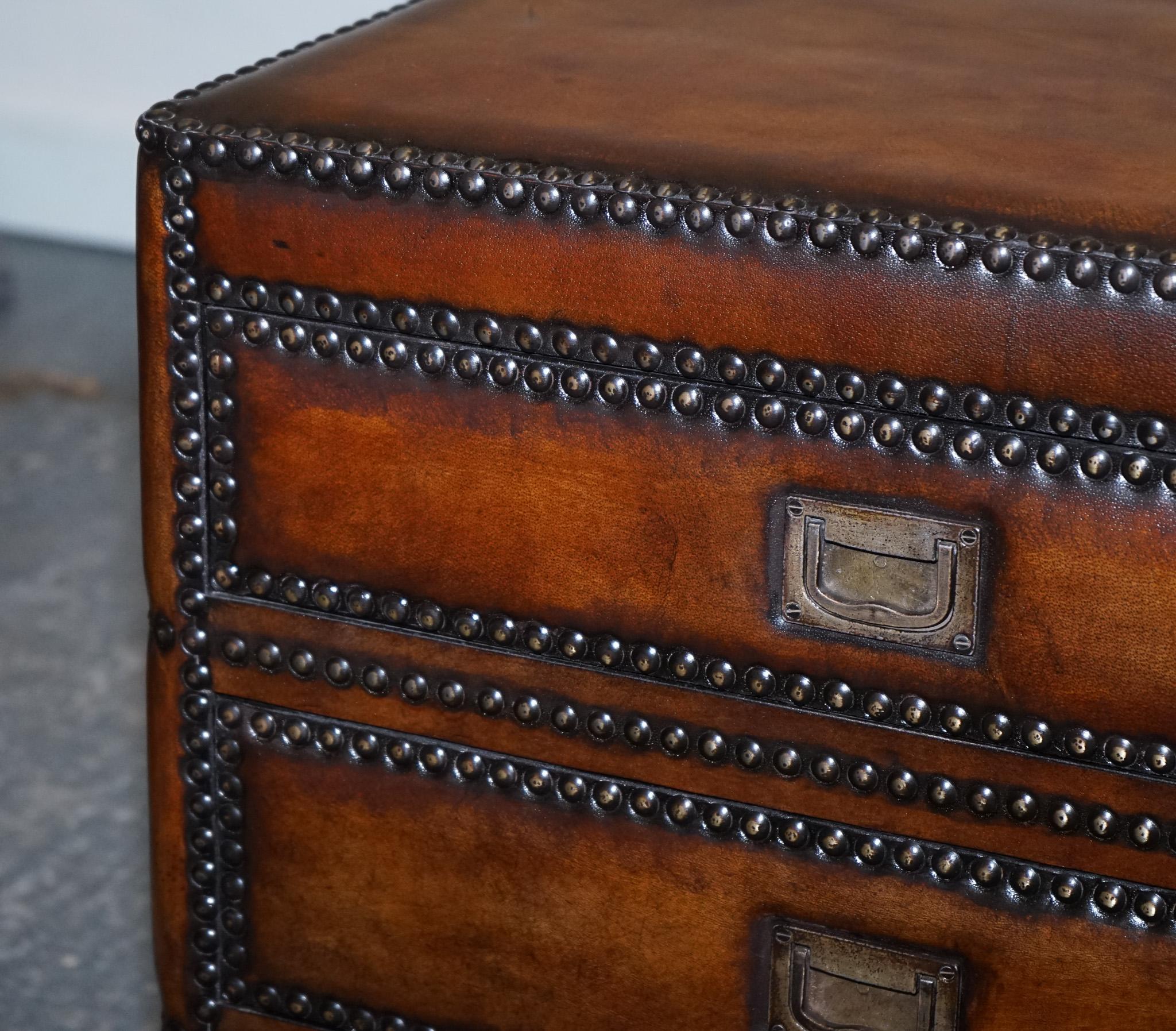 Leather LUXURY PAiR OF RESTORED HAND DYED LEATHER MILITARY CAMPAIGN BEDSIDE NIGHTSTANDS For Sale