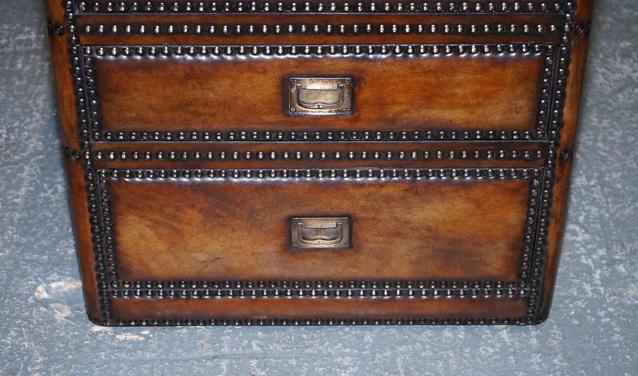 LUXURY PAiR OF RESTORED HAND DYED LEATHER MILITARY CAMPAIGN BEDSIDE NIGHTSTANDS For Sale 1