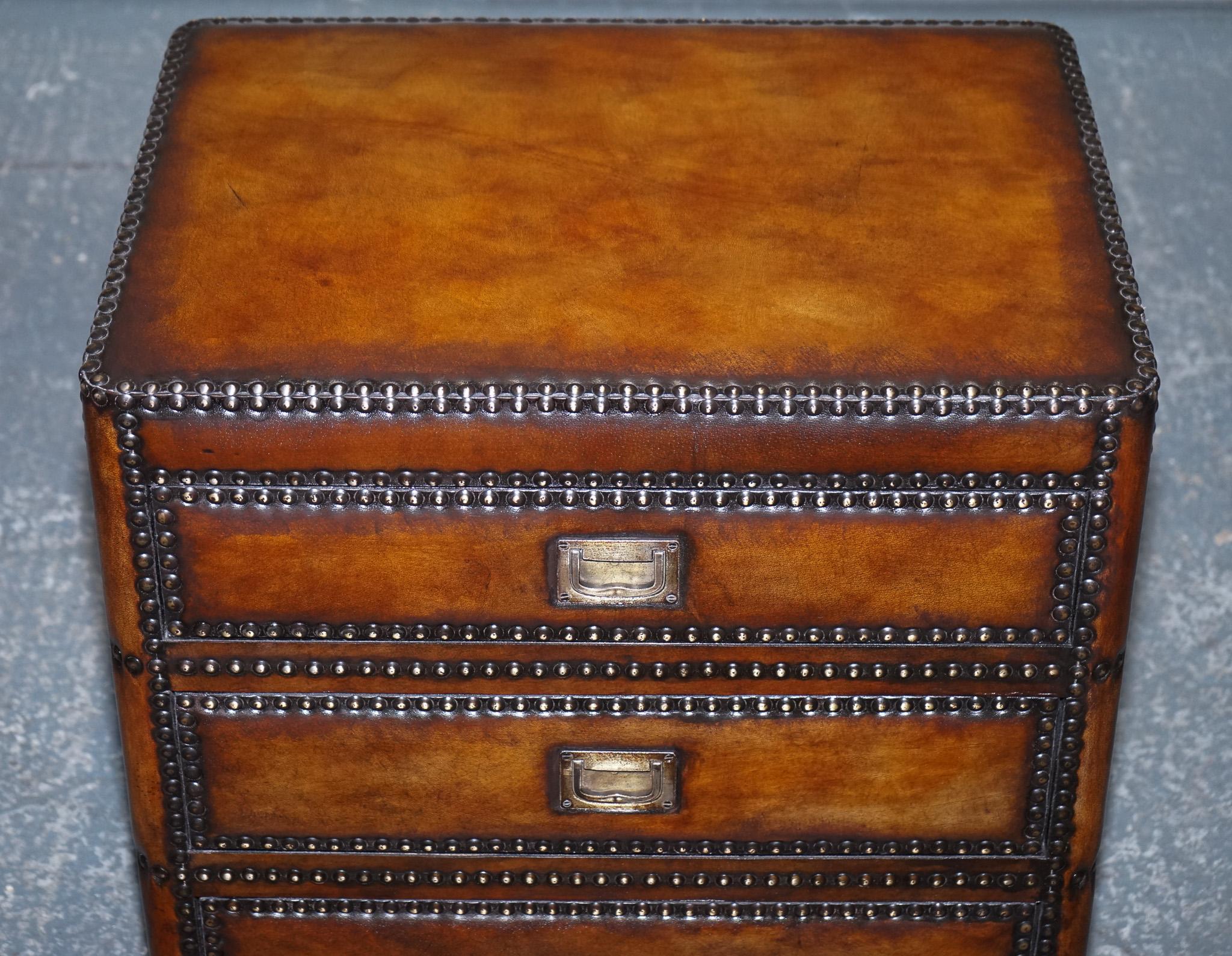 LUXURY PAiR OF RESTORED HAND DYED LEATHER MILITARY CAMPAIGN BEDSIDE NIGHTSTANDS For Sale 2