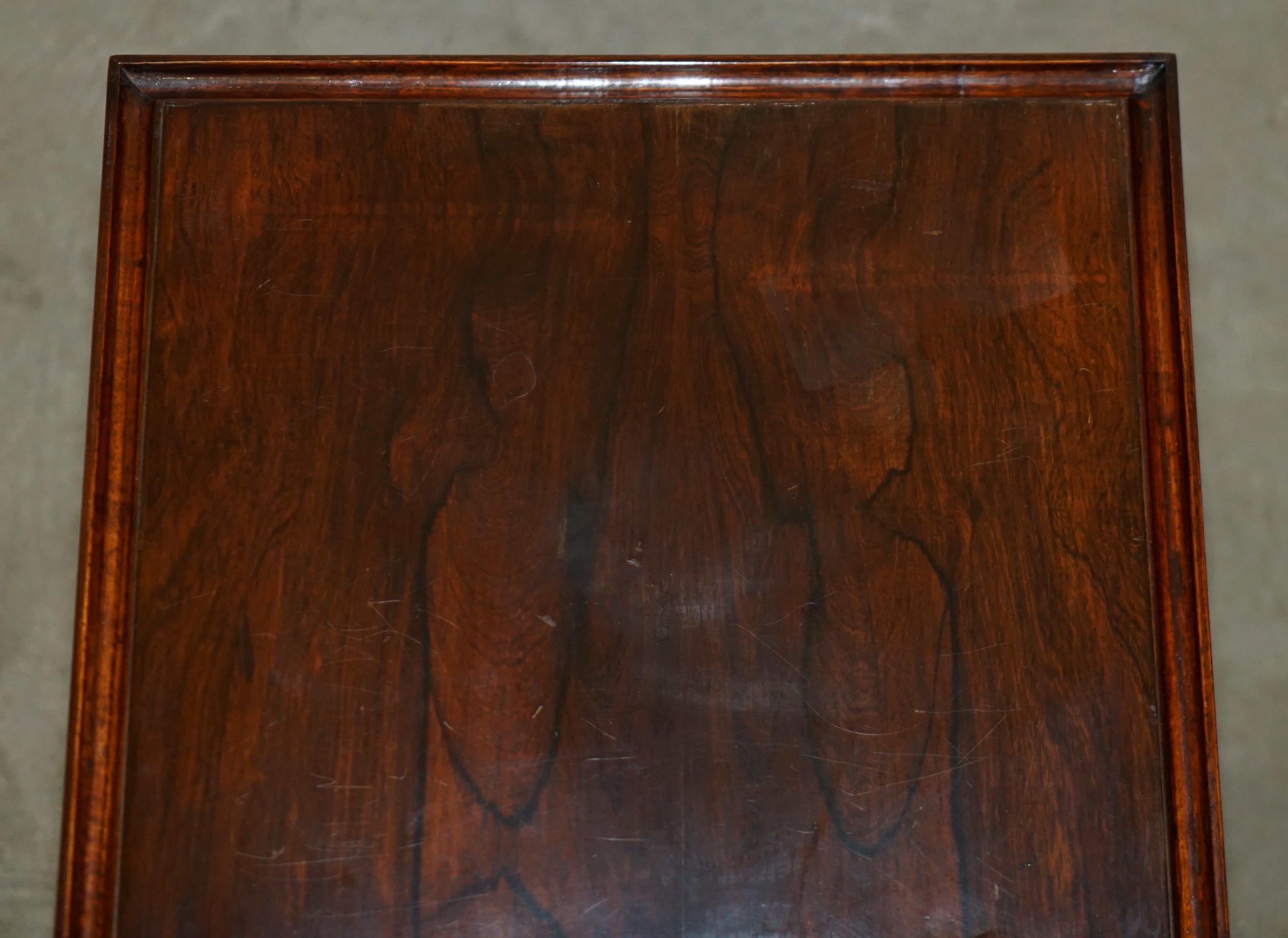 LUXURY PAIR OF SMALL MID CENTURY MODERN HARDWOOD SIDE END LAMP WiNE TABLES In Good Condition For Sale In West Sussex, Pulborough