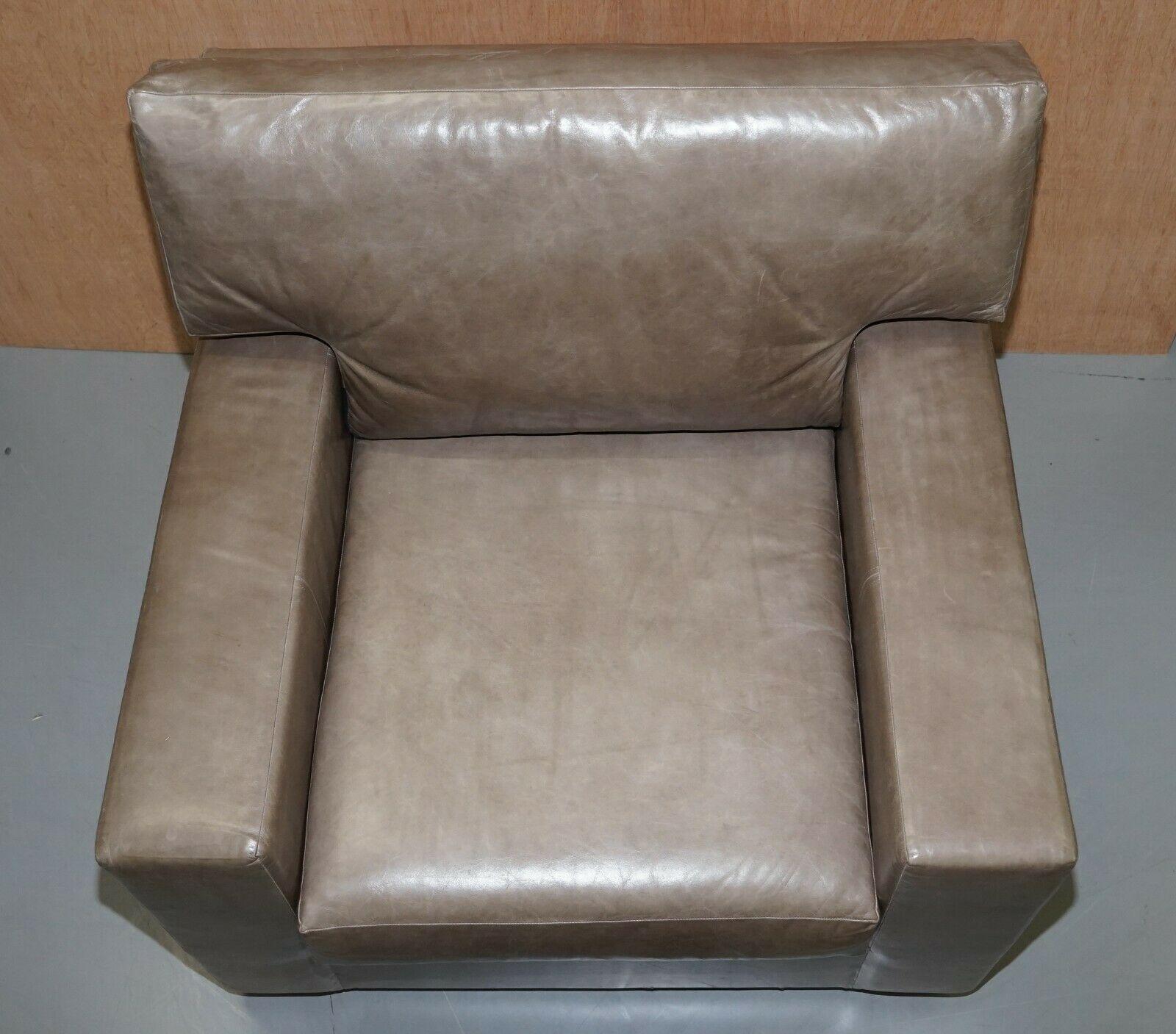 Luxury Pair of Very Large Contemporary Grey Leather Armchairs or Love Seats For Sale 2