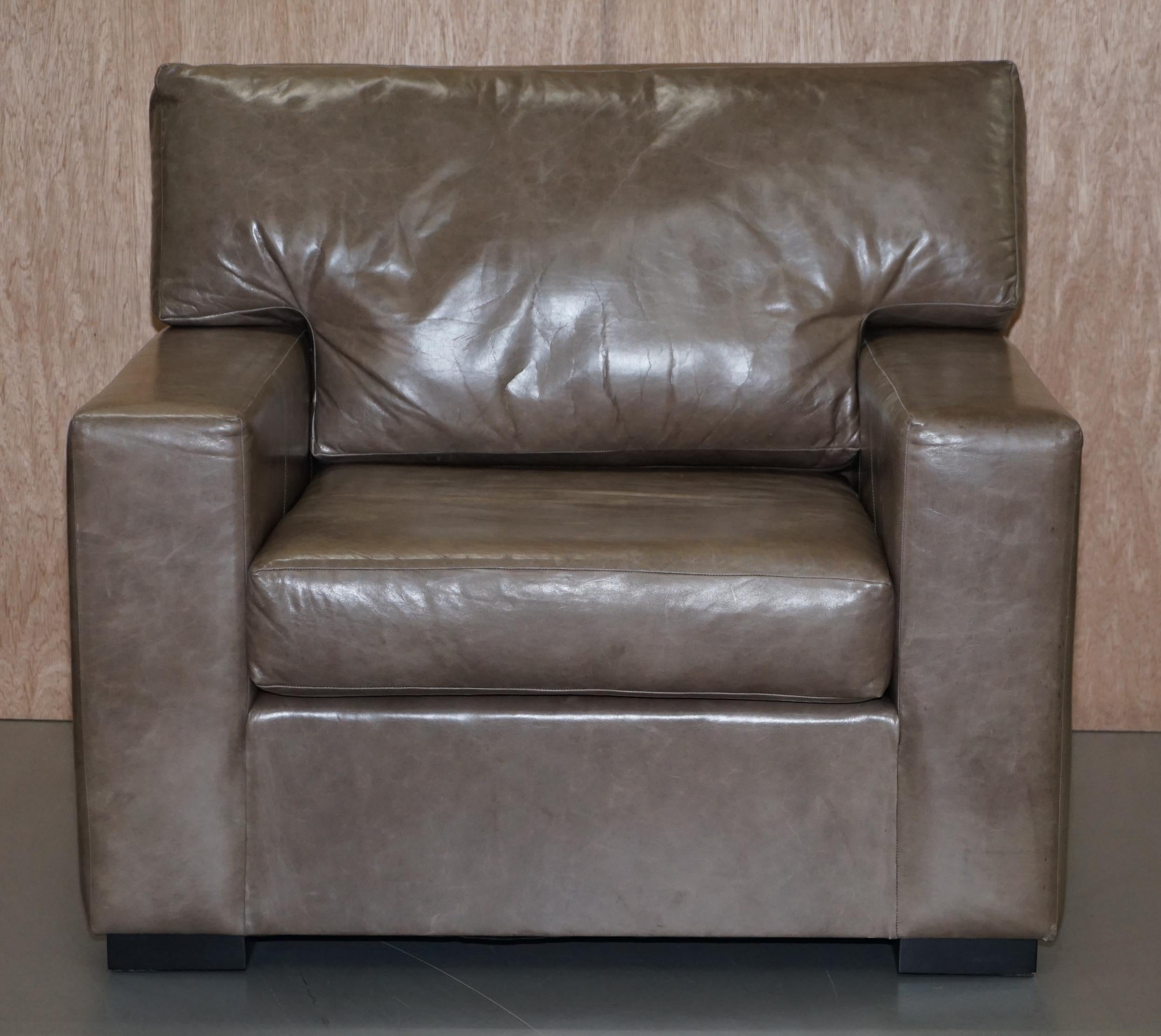 Paire de très grands fauteuils de luxe de designer en cuir gris ou sièges d'amour en vente 5