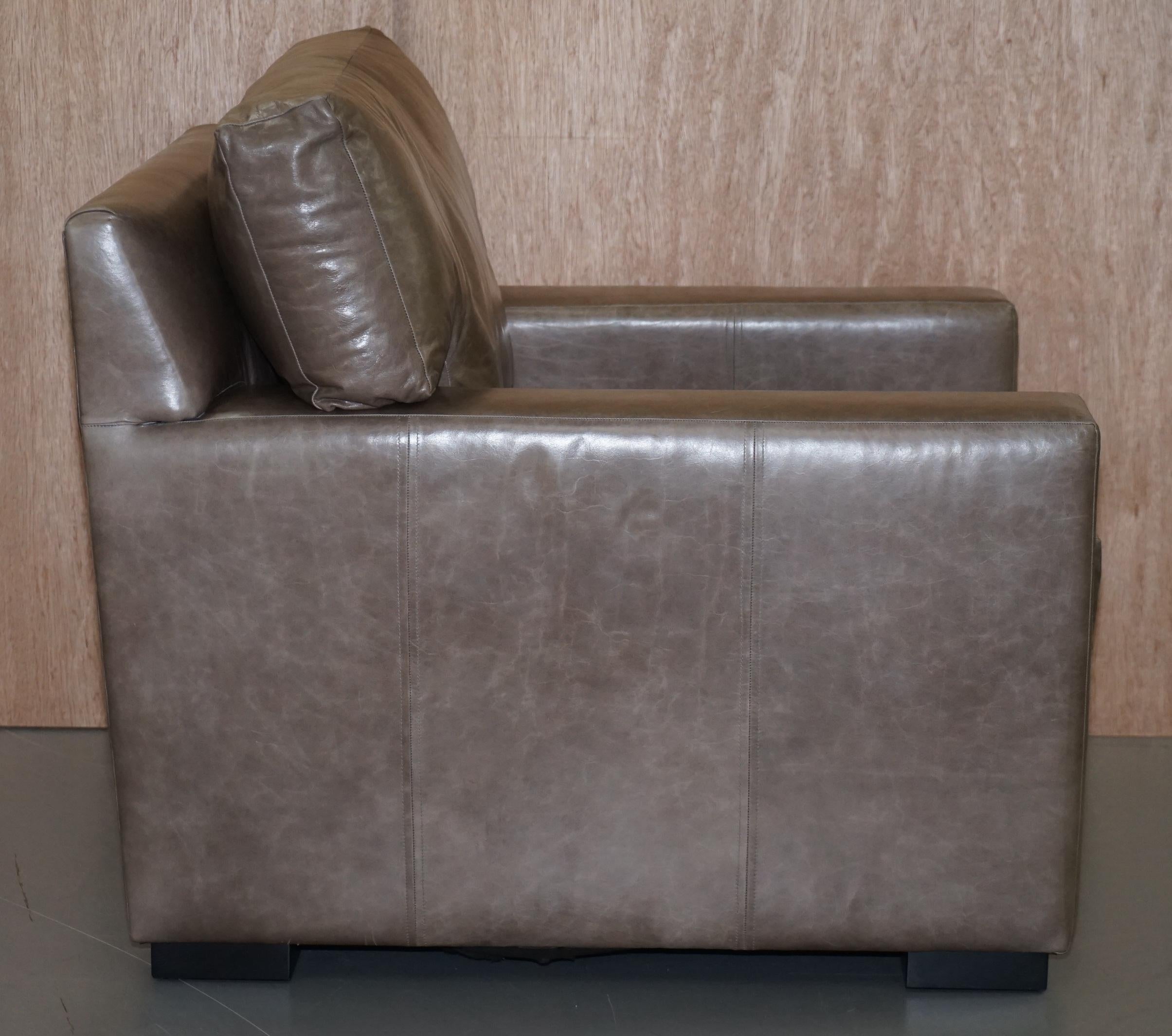 Paire de très grands fauteuils de luxe de designer en cuir gris ou sièges d'amour en vente 12