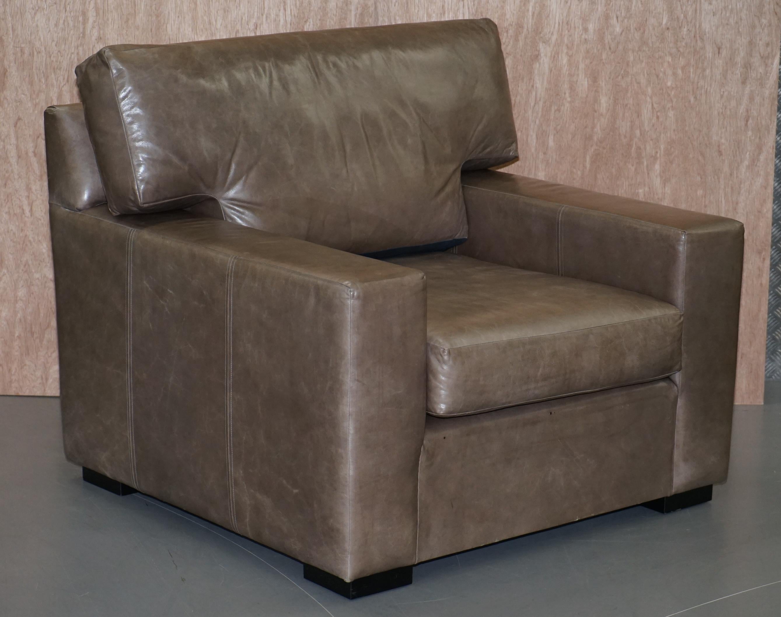 Nous sommes ravis de proposer à la vente cette superbe paire de fauteuils ou love seats contemporains en cuir gris héritage

Il s'agit d'une grande paire de fauteuils très confortables, on peut s'y serrer à deux ou avec les pieds à côté, ce sont