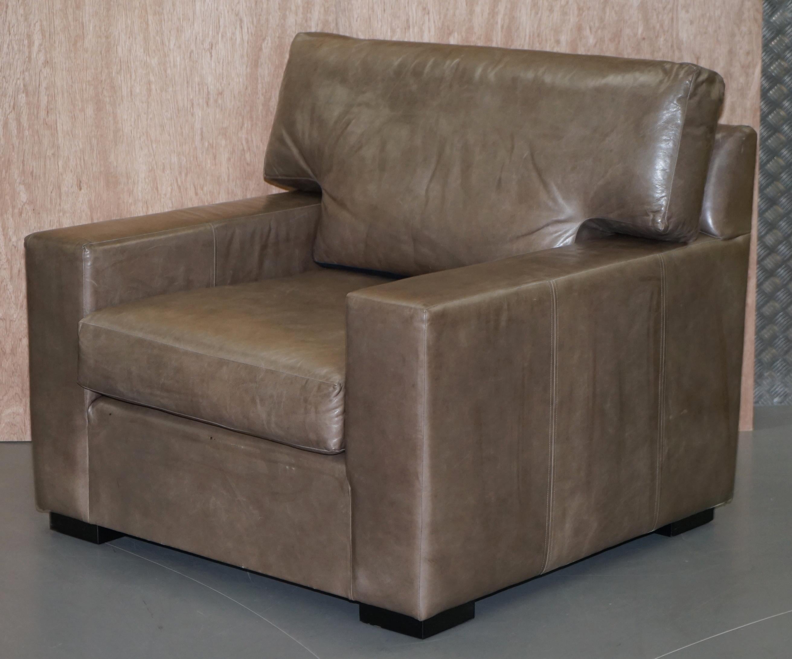 Anglais Paire de très grands fauteuils de luxe de designer en cuir gris ou sièges d'amour en vente