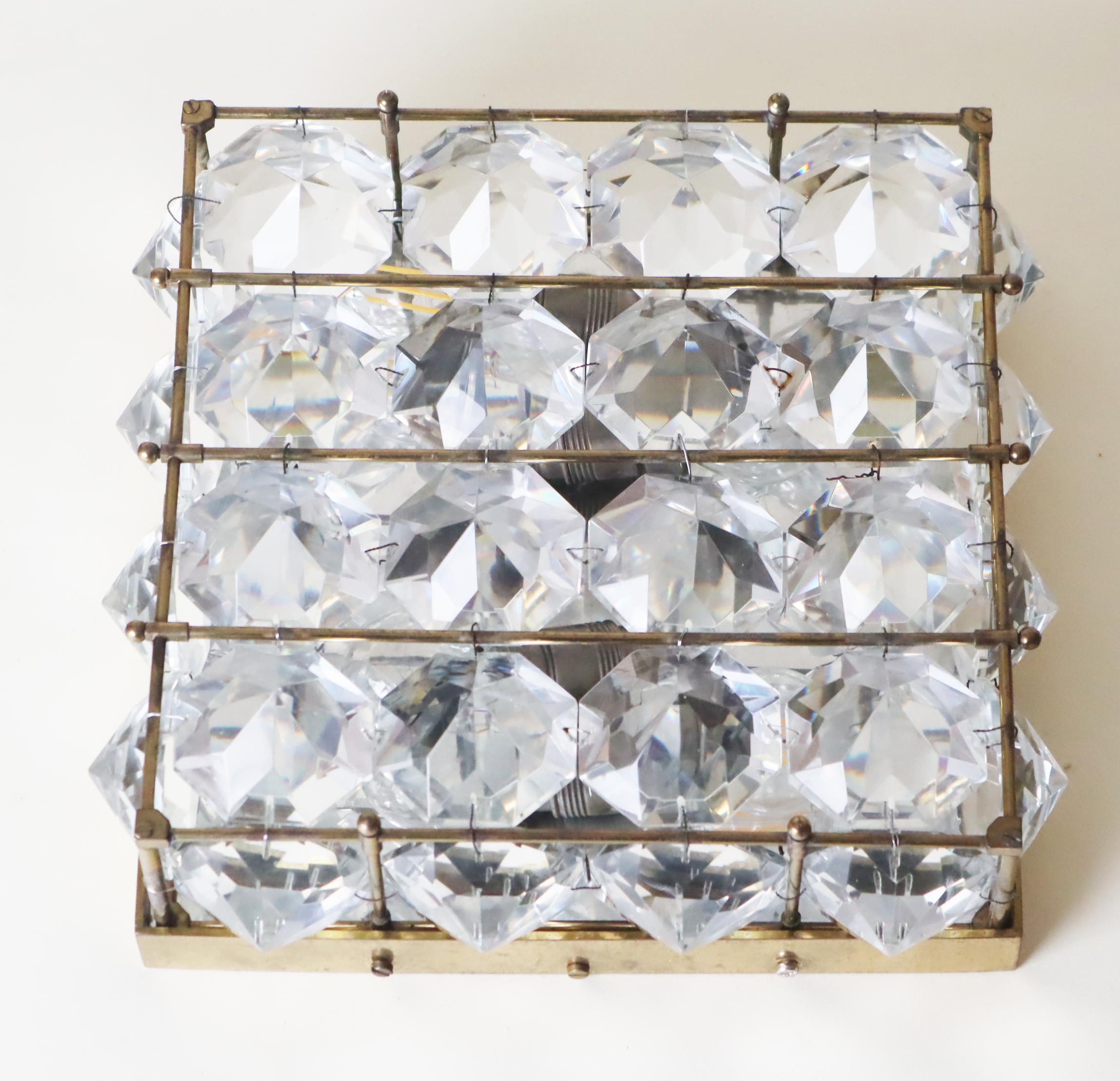 Mid-Century moderno Focaccina di lusso con diamanti Brilliante di Palwa in cristallo al piombo e ottone in vendita