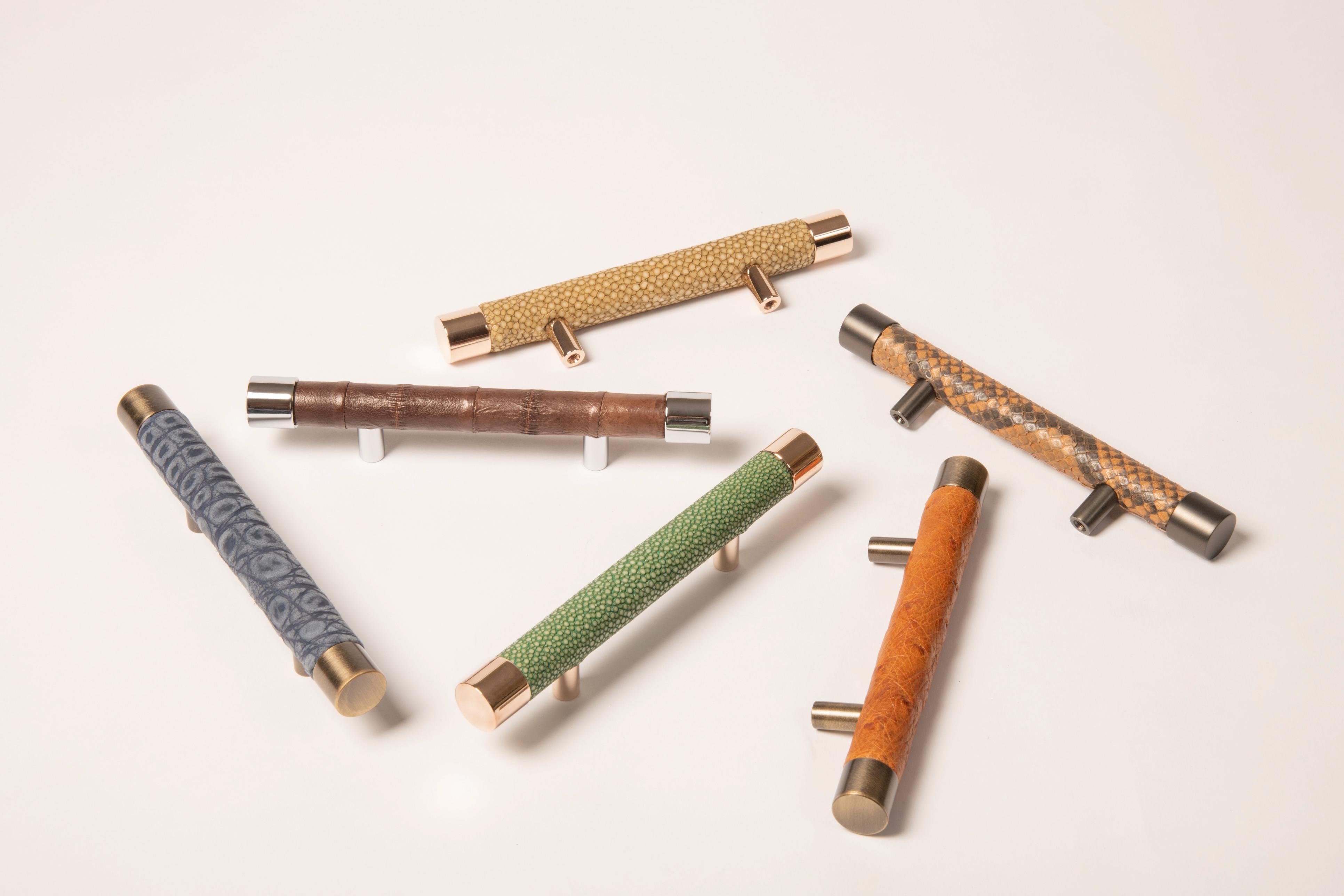 Tirador de Lujo Varios Acabados en Metal y Piel Forma de Tubo Níquel Medio Siglo XXI y contemporáneo en venta