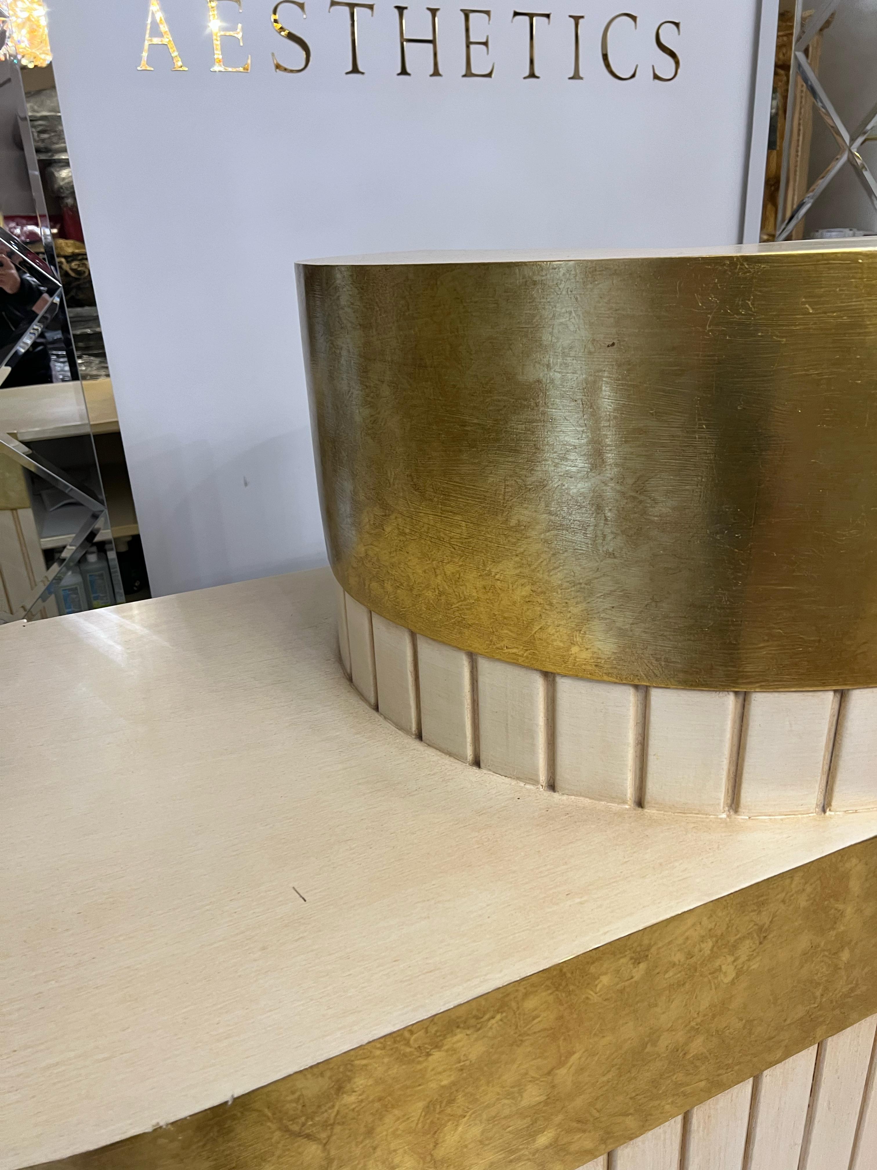 Luxury reception counter / bar made of solid wood with gold leaf In Good Condition For Sale In Berlin, DE