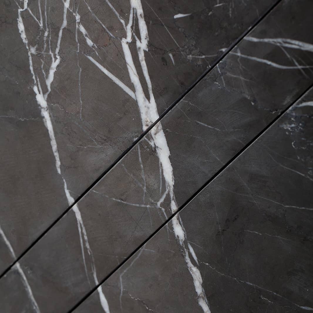 Lujosa Lámpara Rectangular Negra Escultórica de Mármol Natural Iceberg by Carlos Aucejo Mármol de Carrara en venta