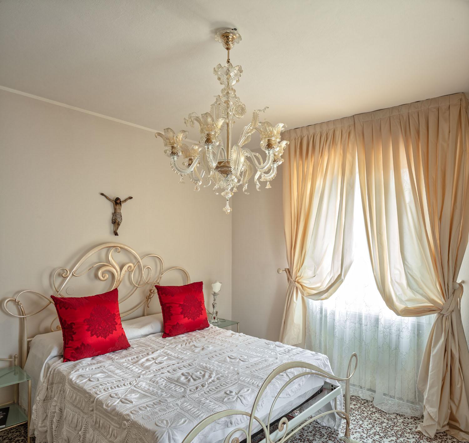 Vetro soffiato Lampadario di lusso Rezzonico a 10 bracci in vetro di Murano trasparente e oro di Multiforme in vendita