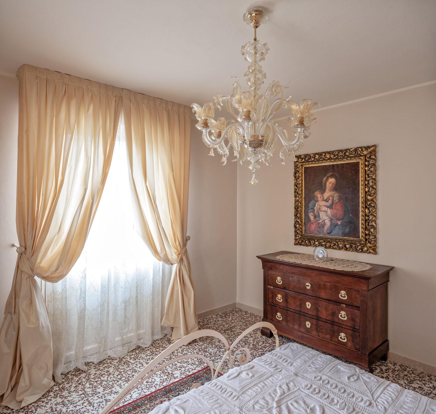 Lampadario di lusso Rezzonico a 10 bracci in vetro di Murano trasparente e oro di Multiforme in vendita 1
