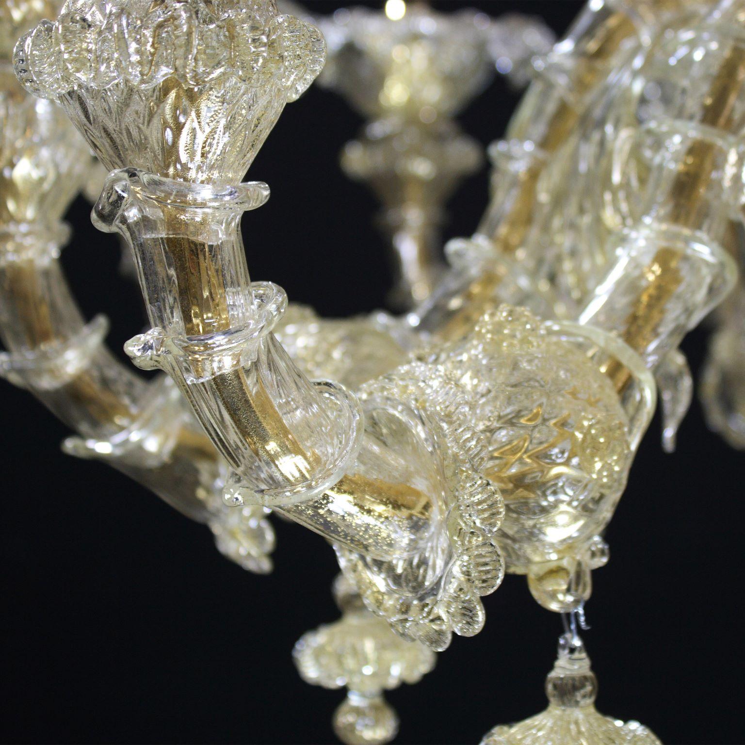 Questo lampadario rezzonico a 9 luci in vetro di Murano a foglia d'oro ricco di dettagli di Multiforme è realizzato completamente a mano.
È la combinazione della tradizionale struttura veneziana ricca di dettagli. Un'illuminazione particolare,