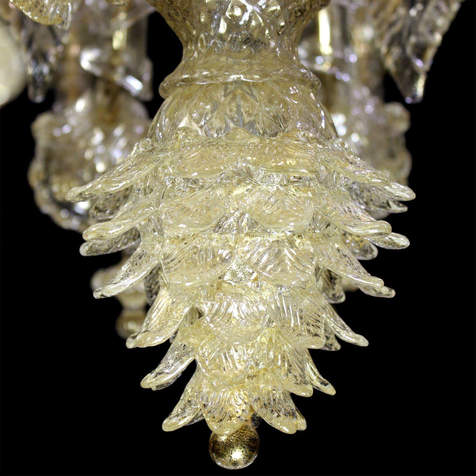 Italiano Lampadario di lusso Rezzonico a 12 bracci in vetro oro di Murano di Multiforme in vendita