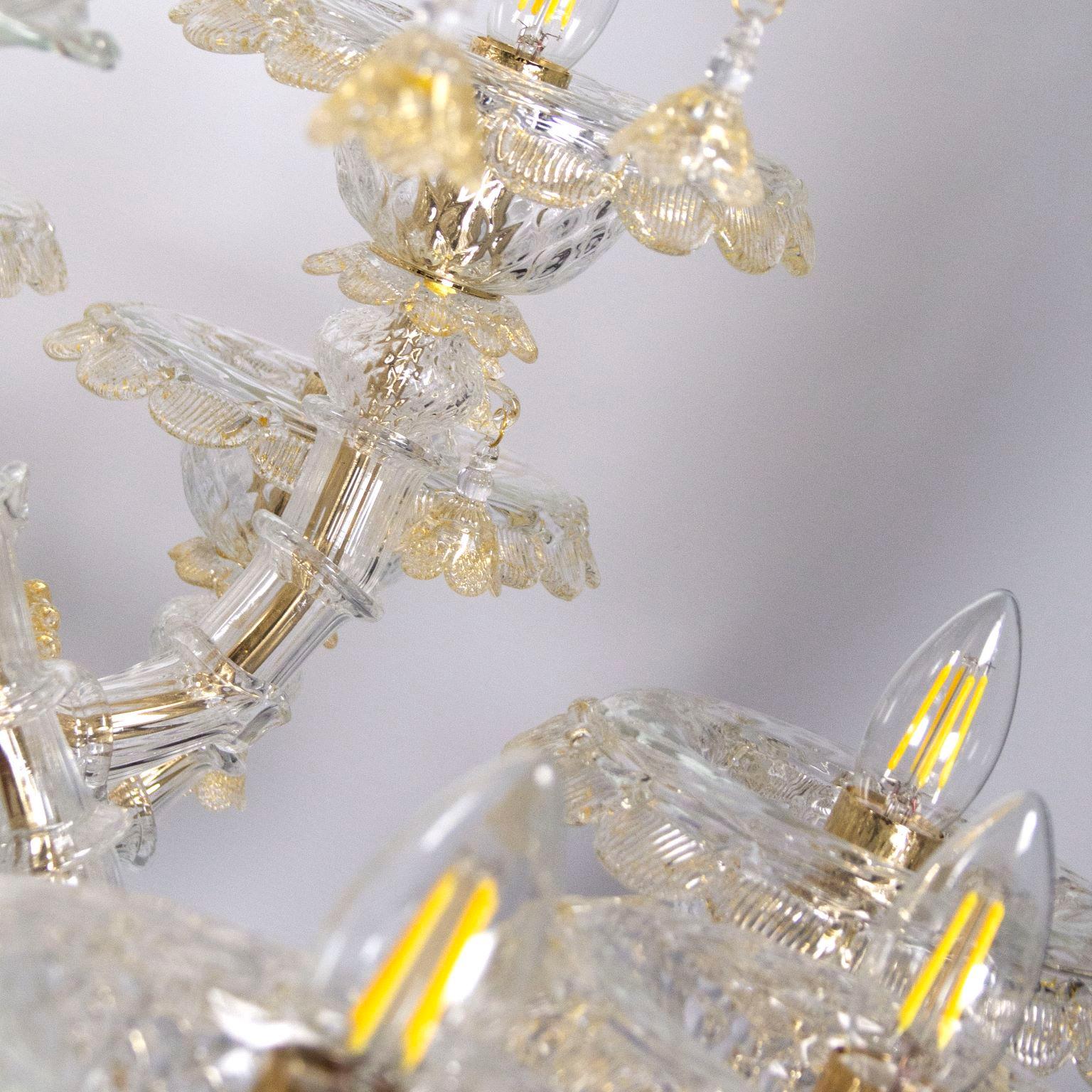 Luxuriöser Rezzonico-Kronleuchter mit 12+3 Armen, Kristallglas und goldenen Details von Multiforme.
Dieser Kronleuchter erinnert an die Pracht vergangener Jahrhunderte. Es handelt sich um ein immergrünes Modell, ein klassisches Produkt, das von