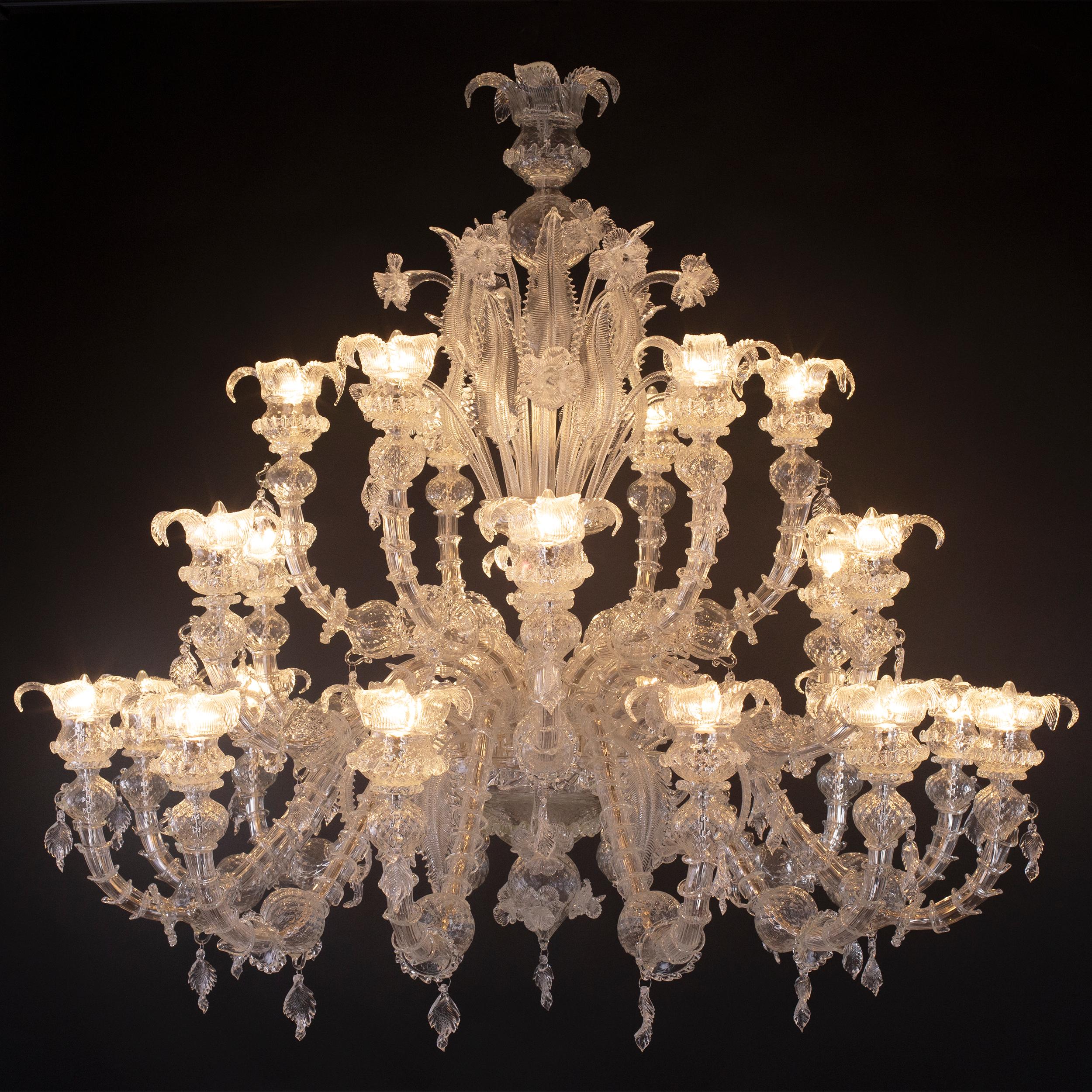 La araña de cristal de Murano Regale es una obra de iluminación romántica, inspirada en los lujosos salones de los edificios venecianos del Canal Grande.
Los colores, las decoraciones florales, los brazos de Rezzonico, los elementos colgantes...