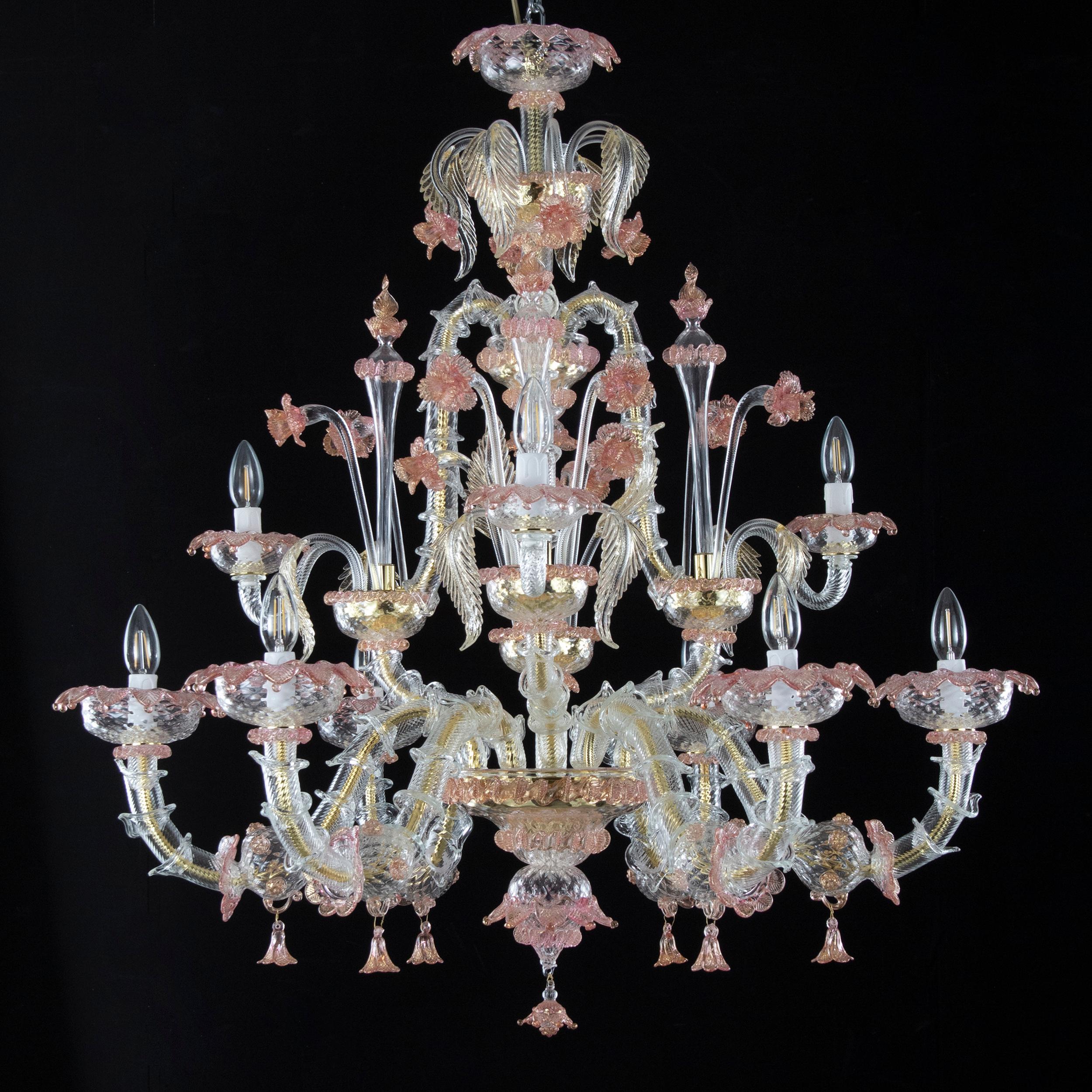 Der Kronleuchter aus Muranoglas im Rezzonico-Stil ist ein romantisches Beleuchtungsobjekt, inspiriert von den luxuriösen Hallen der venezianischen Gebäude am Canal Grande.
Die Farben, die floralen Verzierungen, die Rezzonico-Arme, die