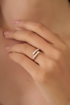 Bague de luxe en or jaune 18 carats avec bypass de diamants ronds et brillants en forme d'anneau ouvert