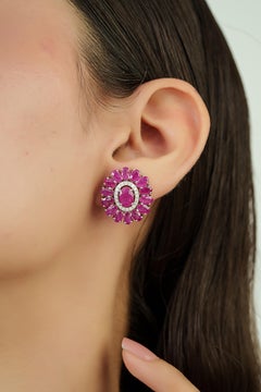 Lujosos pendientes de oro blanco de 14 quilates con halo de diamantes y rubíes de 10,21 ct