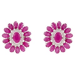 Lujosos pendientes de oro blanco de 14 quilates con halo de diamantes y rubíes de 10,21 ct
